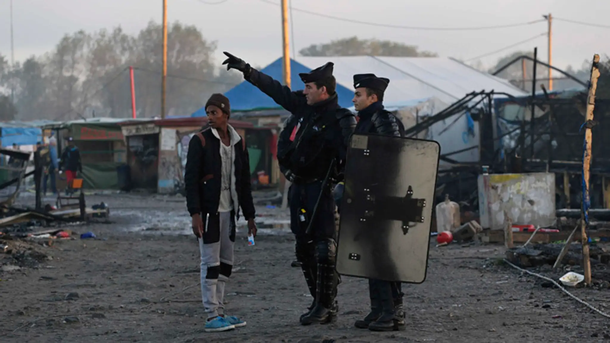 V Calais nocovalo niekoľko desiatok ľudí.