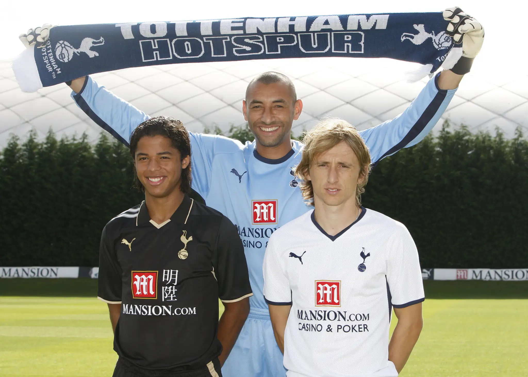 Noví hráči Tottenhamu, zľava Giovani dos Santos, Heurelho Gomes a Luka Modrič.