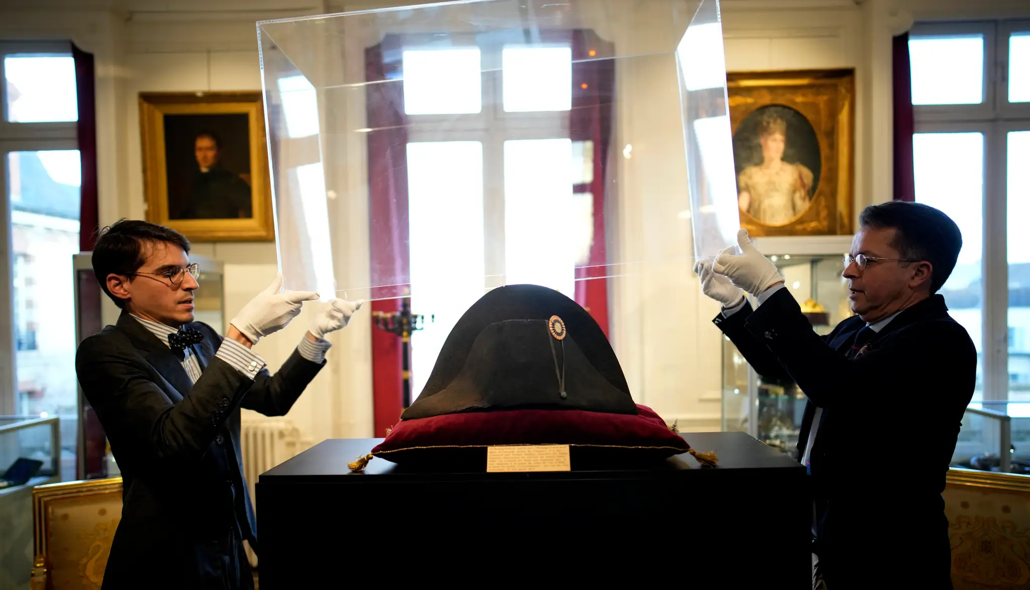 Na snímke jeden z charakteristických dvojrohých čiernych klobúkov, ktoré nosil francúzsky cisár Napoleon Bonaparte, vystavený v aukčnom dome Osenat vo Fontainebleau neďaleko Paríža.