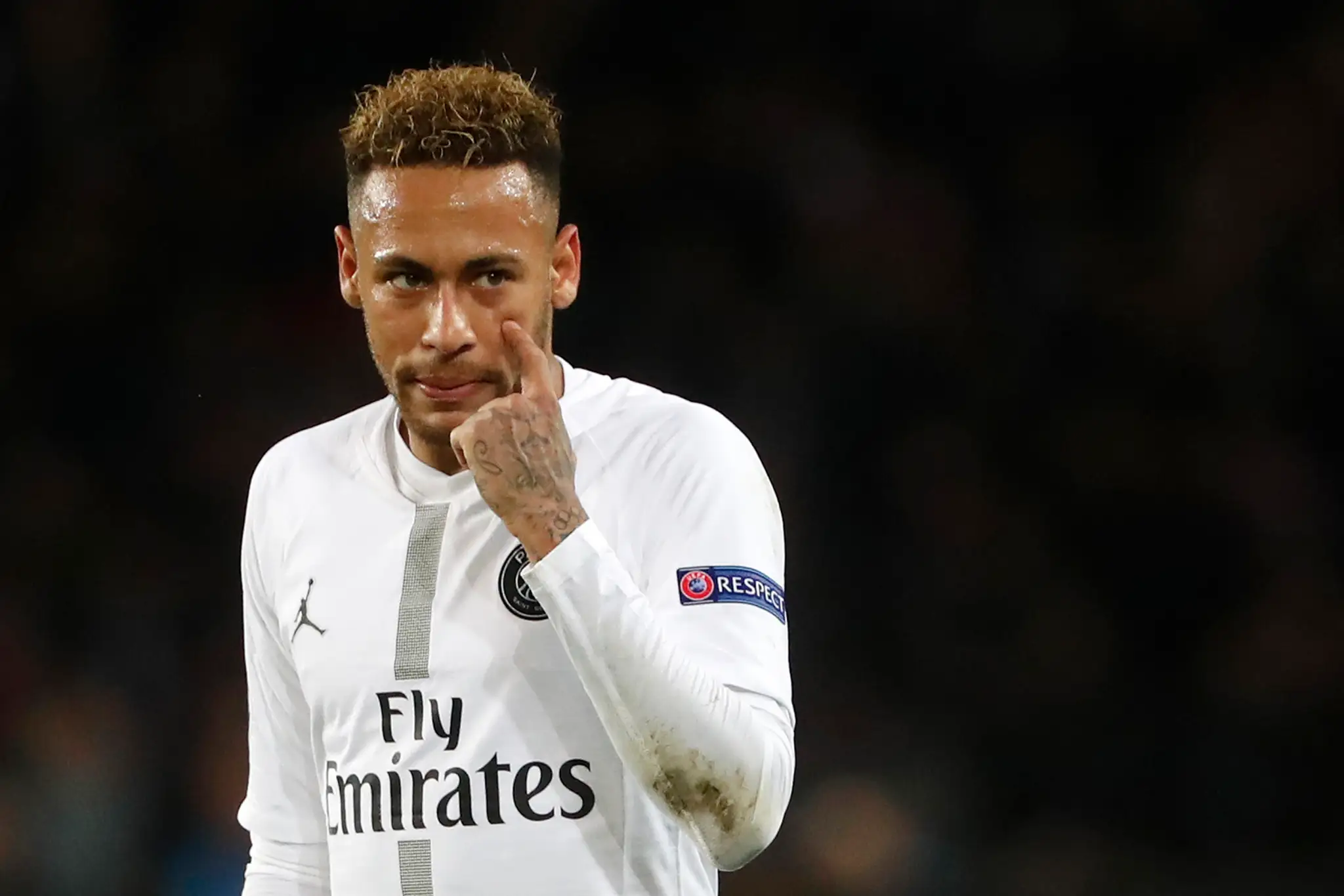 Neymar z PSG reaguje v dueli LM proti Liverpoolu.