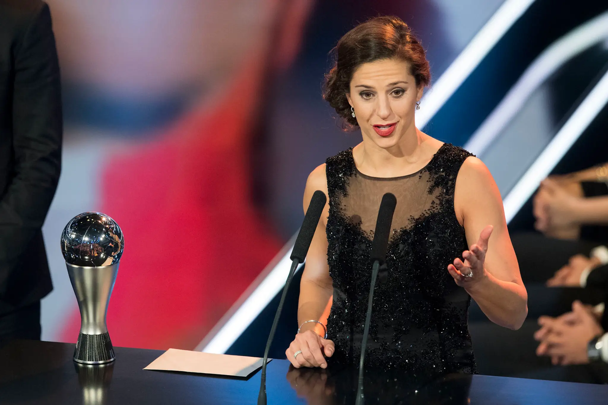 Carli Lloydová si preberá trofej v ankete Futbalistka roka 2016.