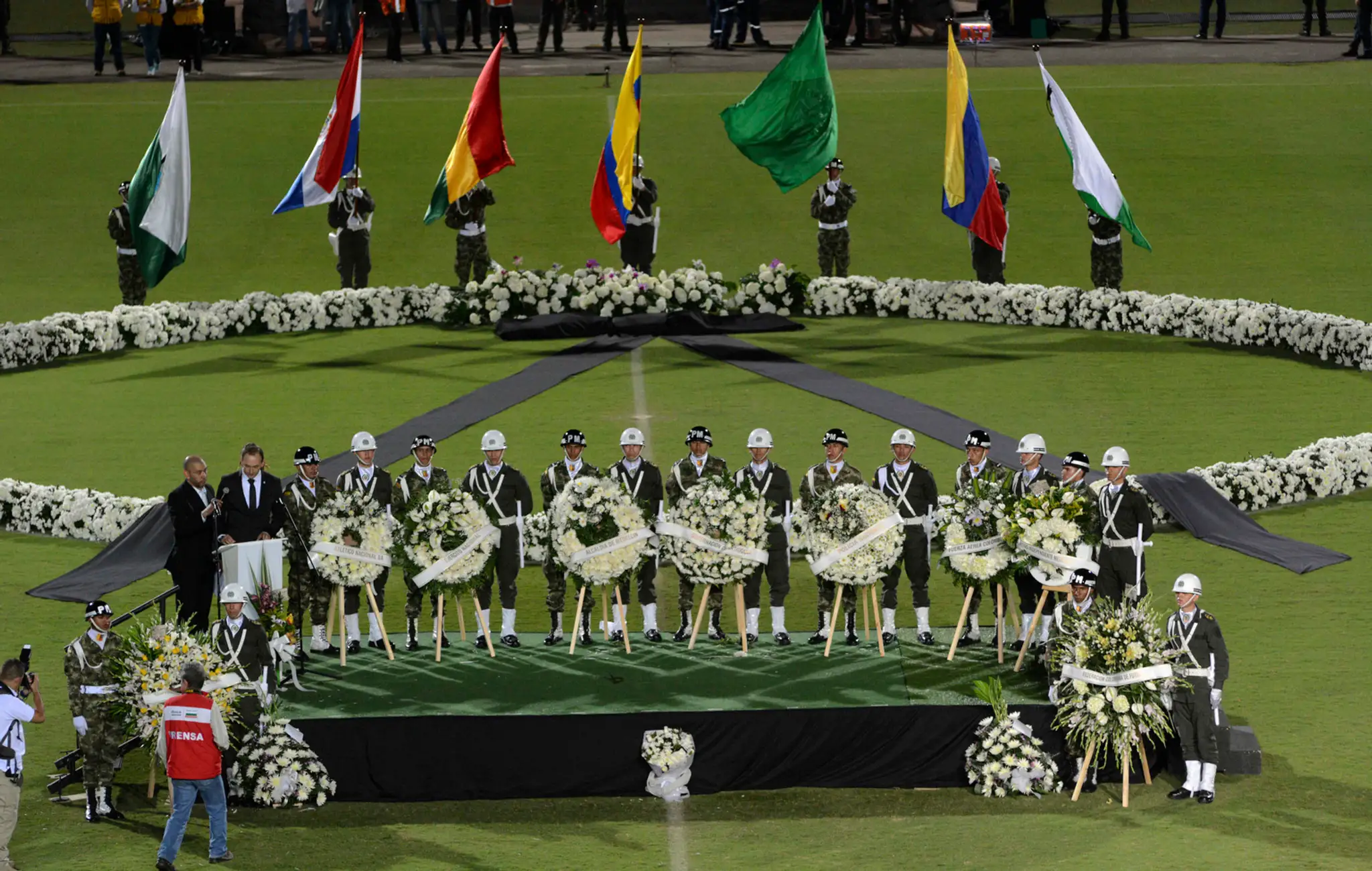 Vojaci a policajti počas spomienkového obradu na počesť hráčov brazílskemu tímu Chapecoense
