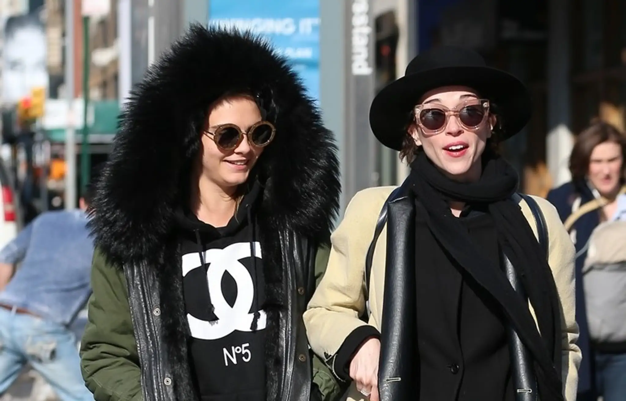 Cara Delevingne a St. Vincent na nákupoch