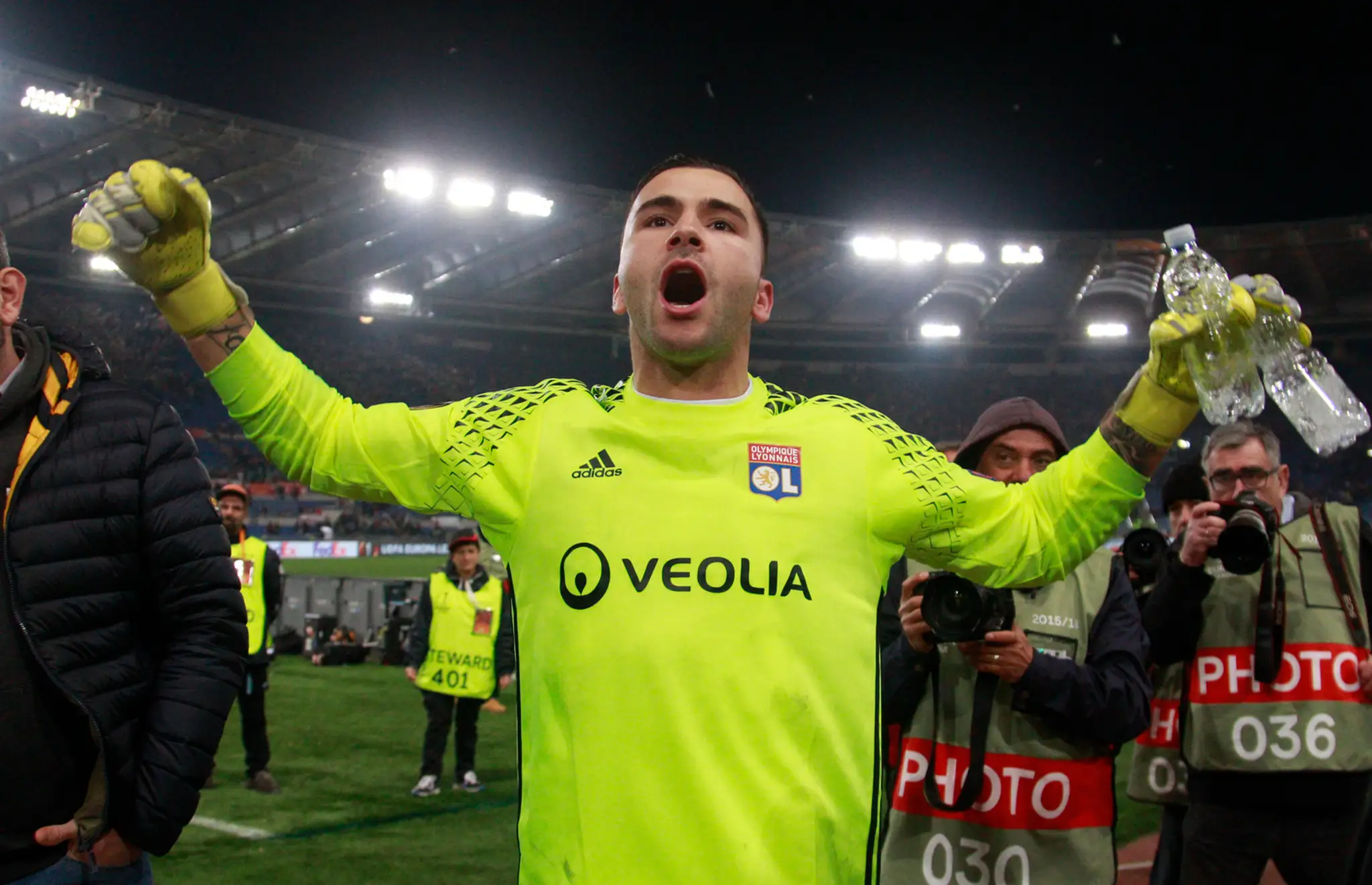 Jasajúci gólman Lyonu Anthony Lopes po postupe do štvrťfinále EL cez AS Rím.