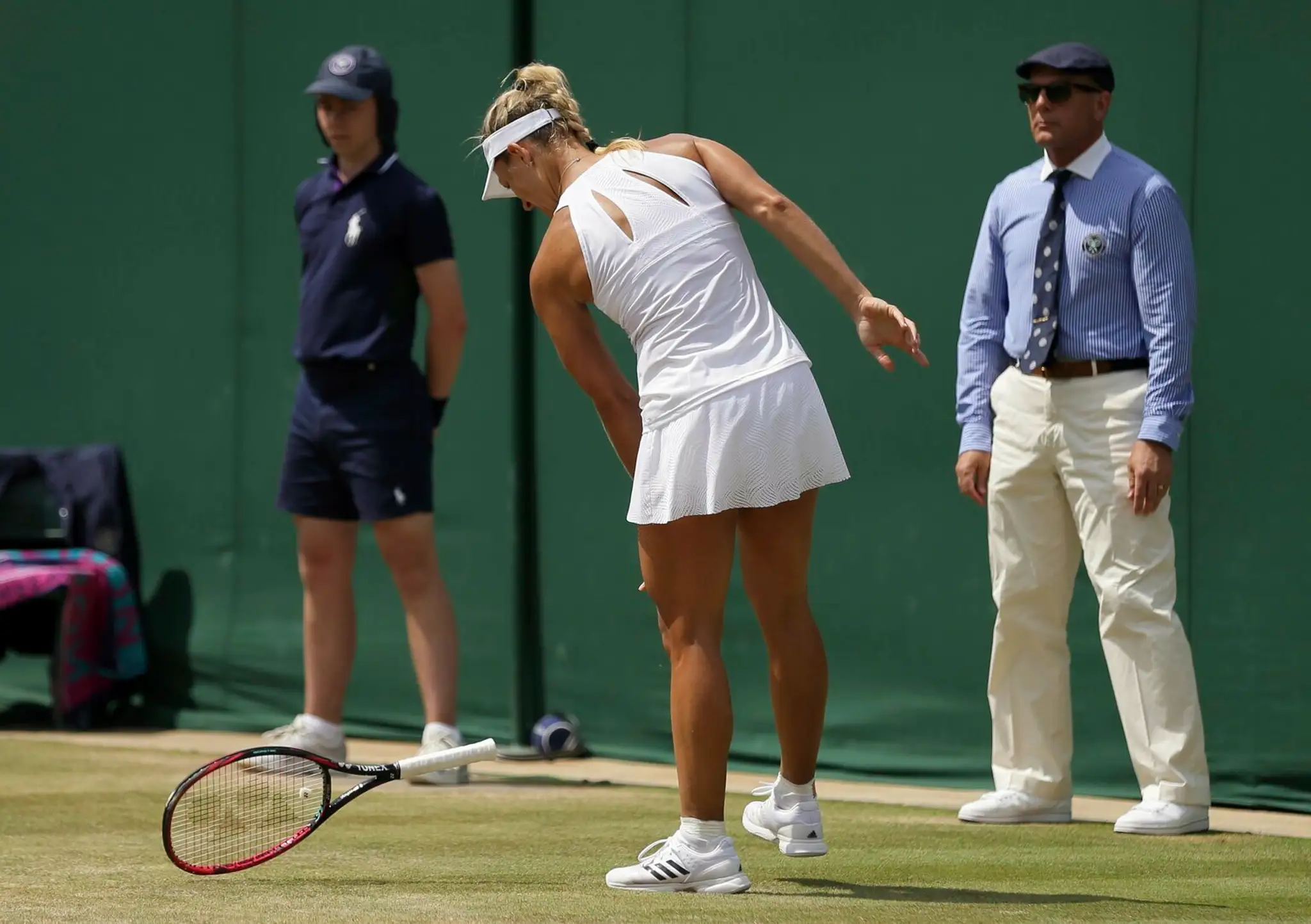Nervózna Angelique Kerberová po neúspešnej výmene v osemfinále Wimbledonu 2017.