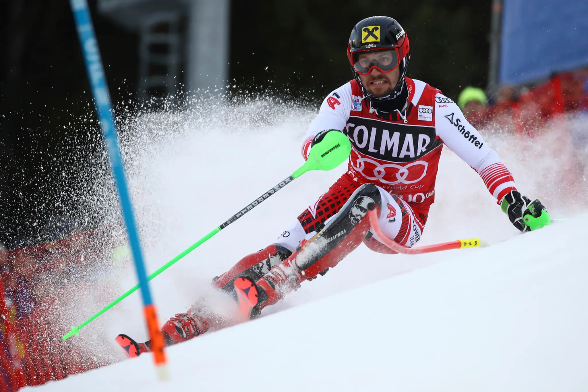 Alpský lyžiar Loic Meillard reaguje v cieli slalomu v Madonna Di Campiglio.