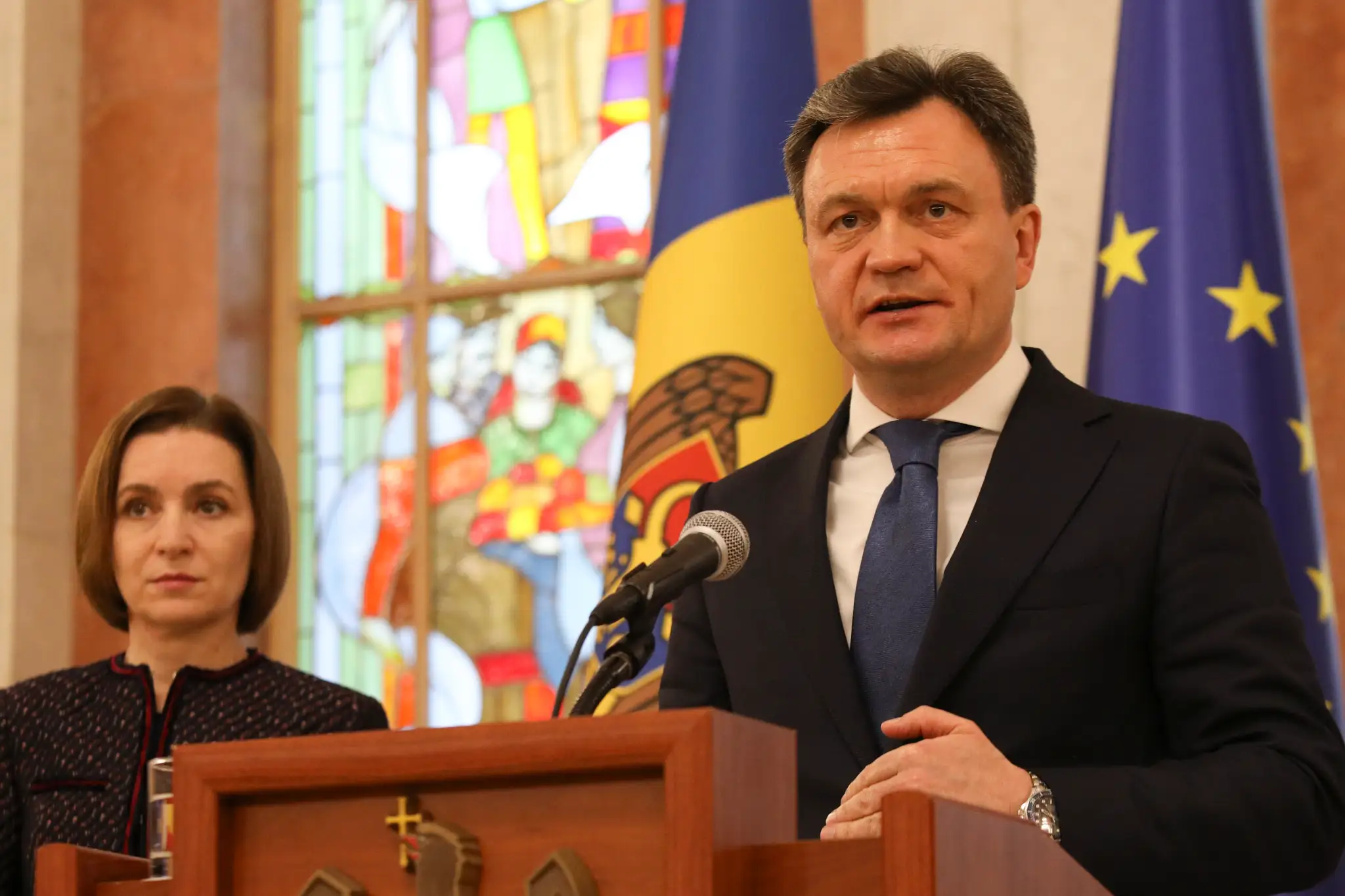 Moldavská proeurópsky orientovaná prezidentka Maia Sanduová (vľavo) nominovala za nového premiéra krajiny svojho poradcu pre bezpečnosť a exministra vnútra Dorina Receana (vpravo).