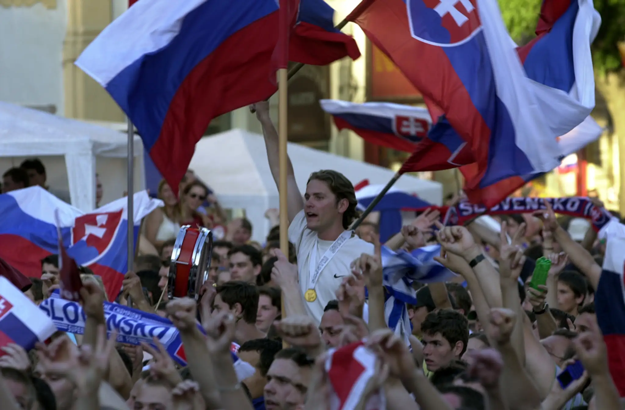 Slovenskí hokejisti oslavujú s fanúšikmi striebro z MS 2000.