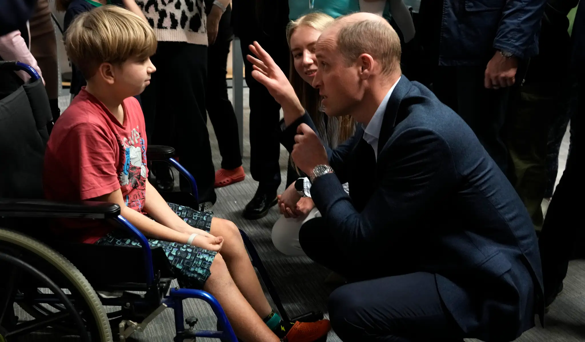 Britský princ William sa rozpráva s chlapcom na vozíku počas návštevy ubytovacieho centra pre ukrajinských utečencov vo Varšave.