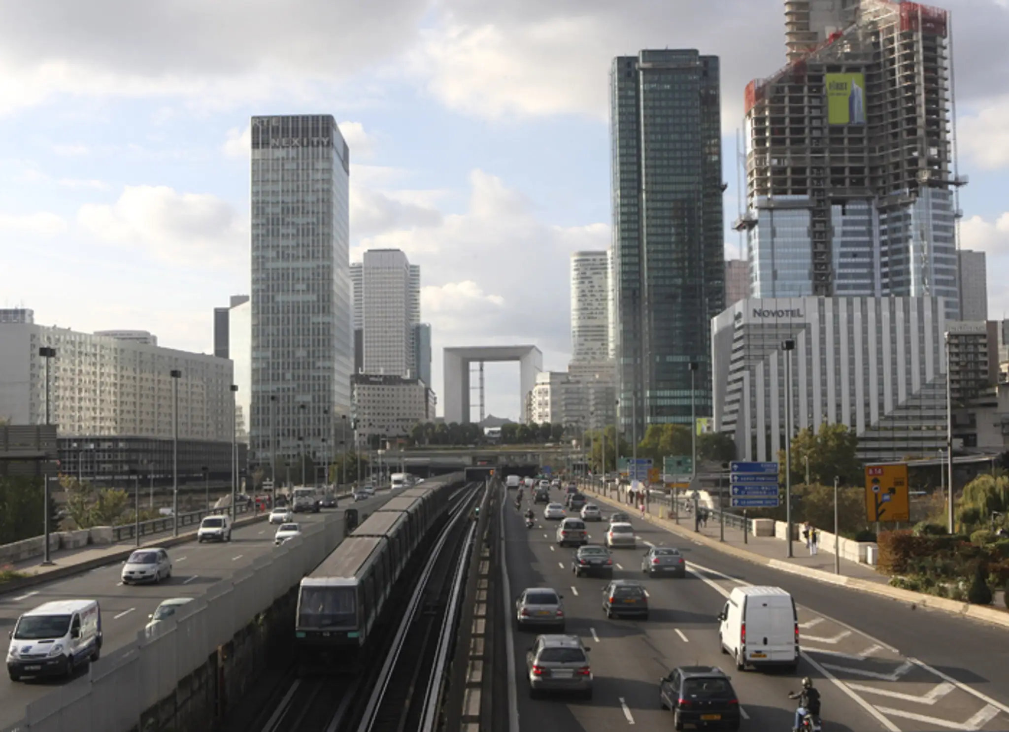 Pohľad na štvrť La Défense  v Paríži.