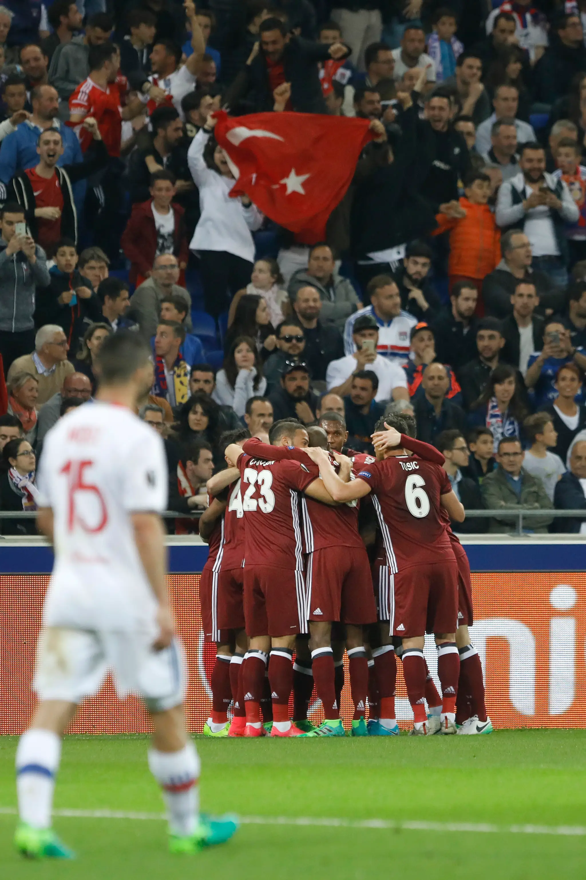 Hráči Besiktasu jasajú po góle v sieti Lyonu vo štvrťfinále EL.