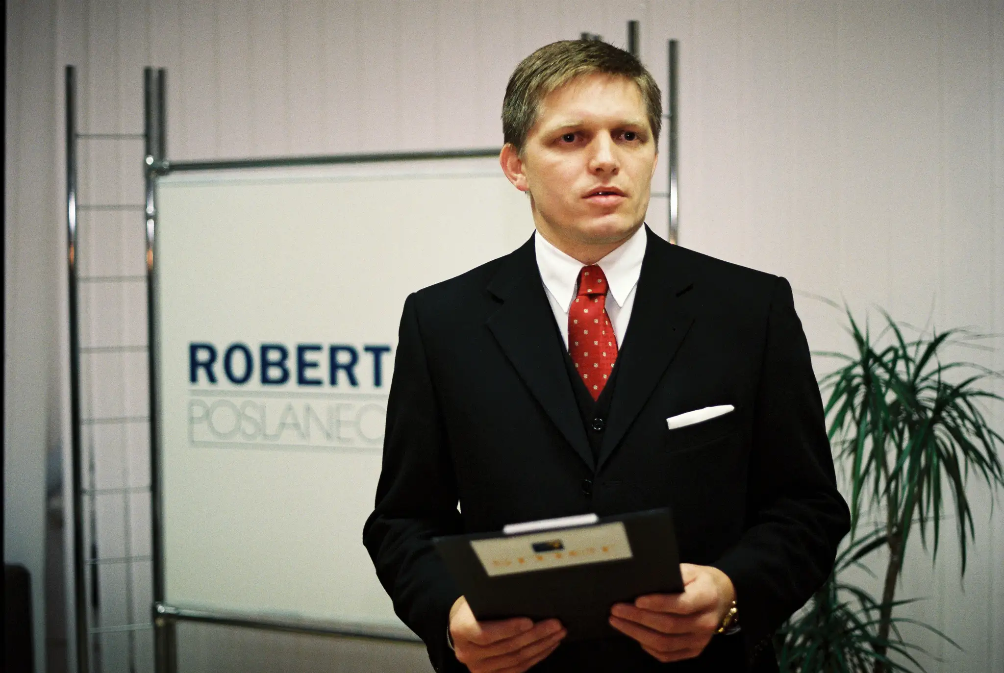 Poslanec Robert Fico predstavil svoju novú politickú stranu Smer v roku 1999.