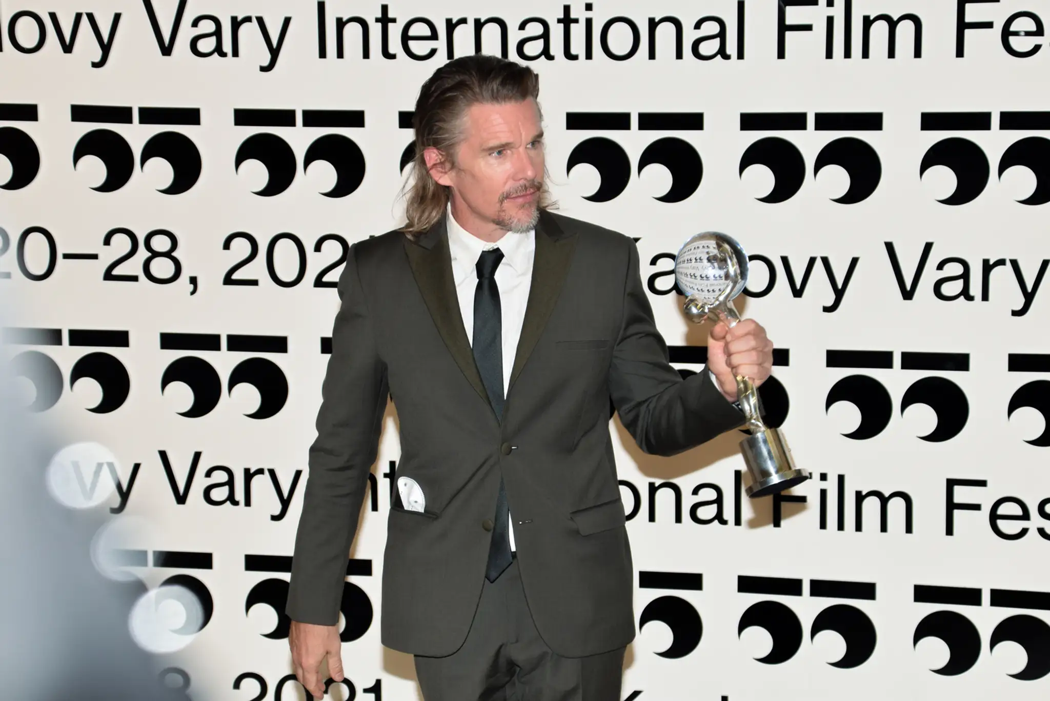 Ethan Hawke na záverečnom ceremoniáli 55. ročníka MFF KV