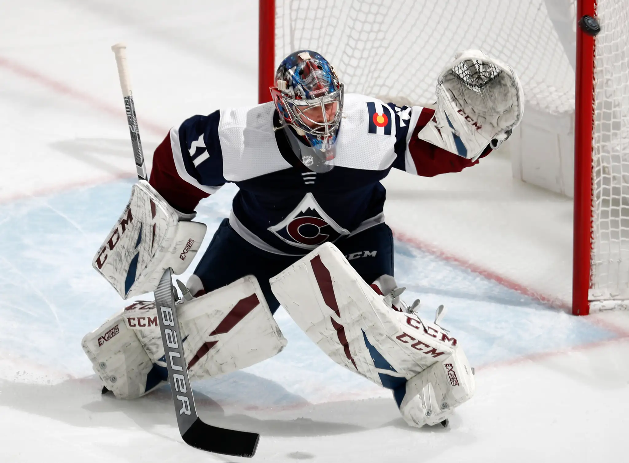 Zľava J.T. Compher, Nathan MacKinnon a Mikko Rantanen z Colorada v dueli proti Minnesote.