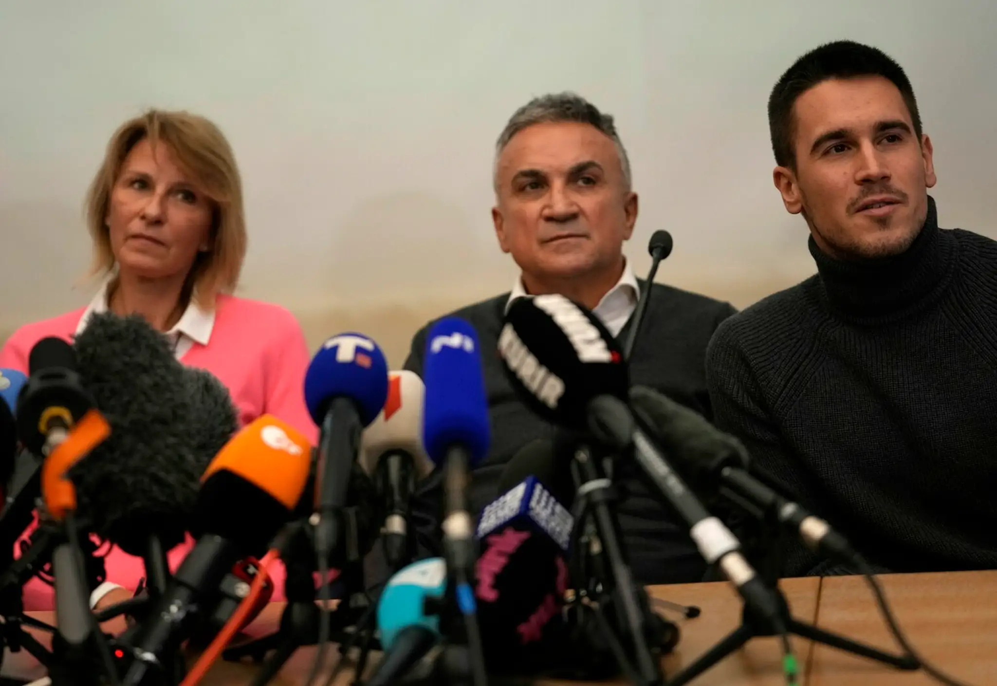 Otec Novaka Djokoviča Srdjan (v strede), vľavo matka Dijana a vpravo brat Djordje.