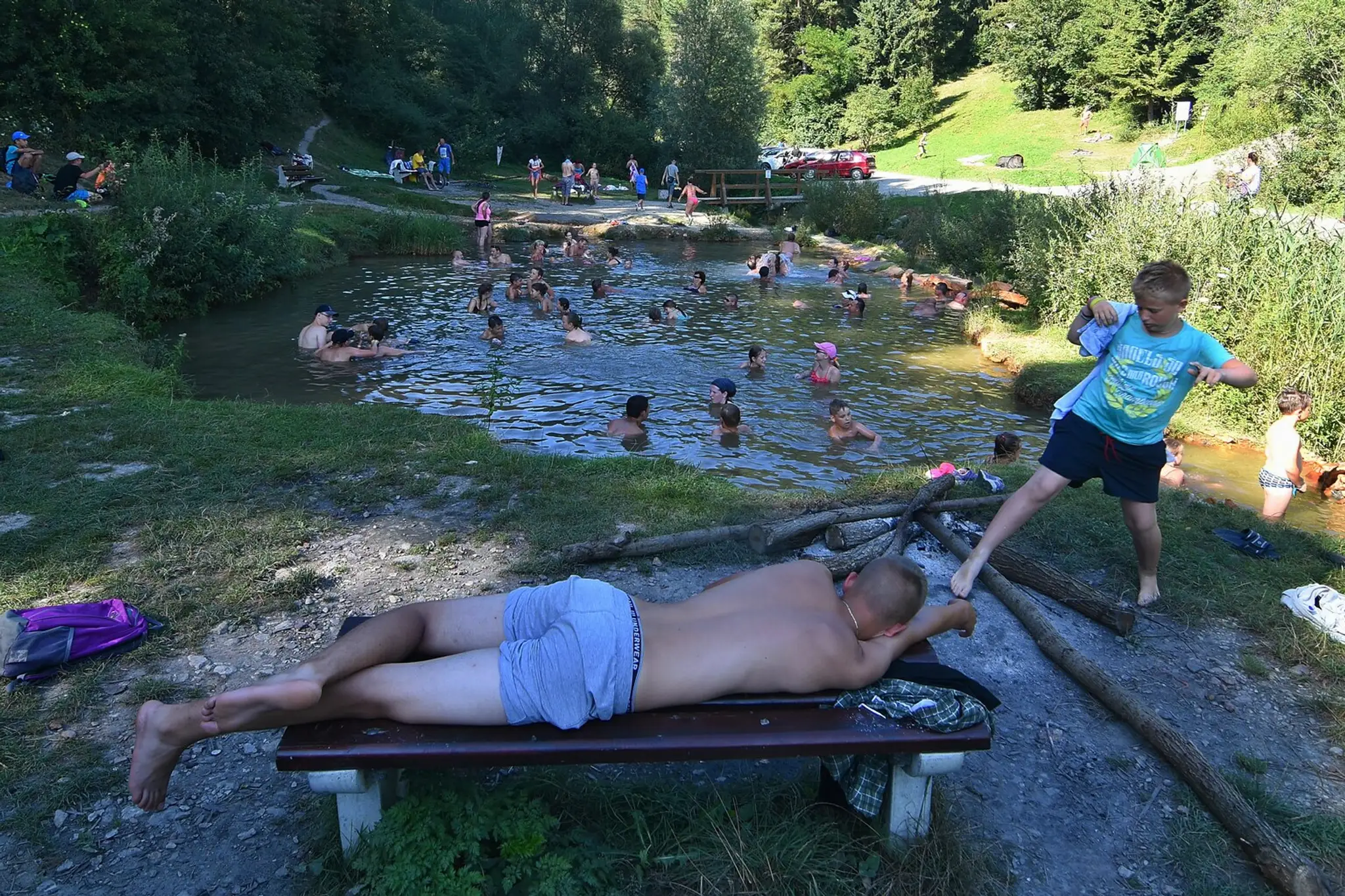 Na snímke ľudia sa kúpu v prírodnom kúpalisku s minerálnou vodou neďaleko obce Kalameny
