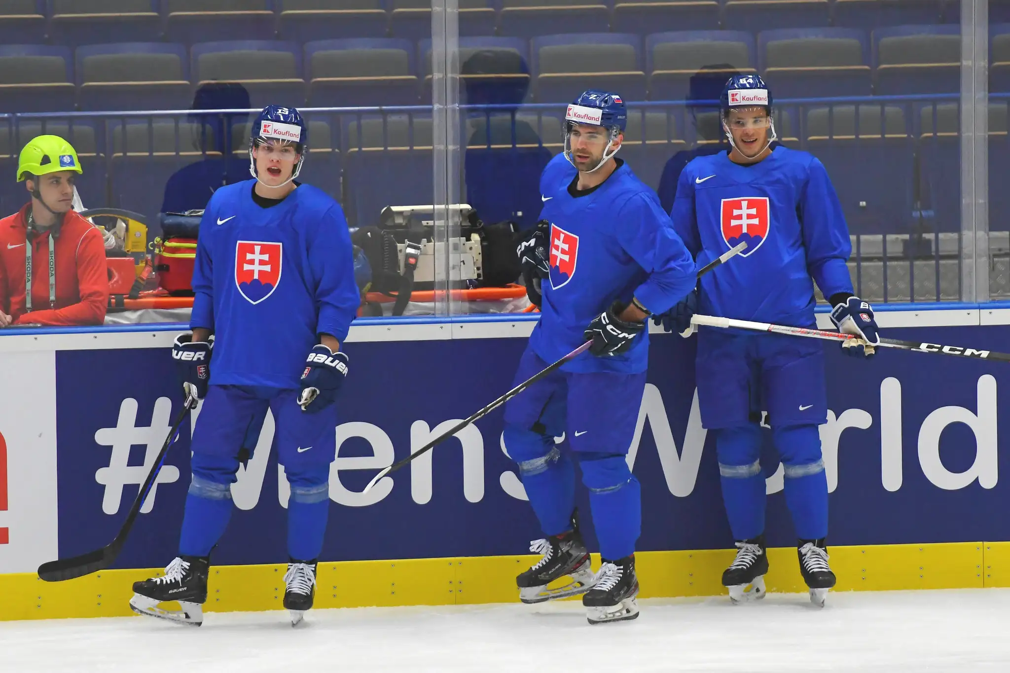 Na snímke slovenskí hokejisti František Gajdoš, Mário Grman a Patrik Koch počas dopoludňajšieho piatkového rozkorčuľovania