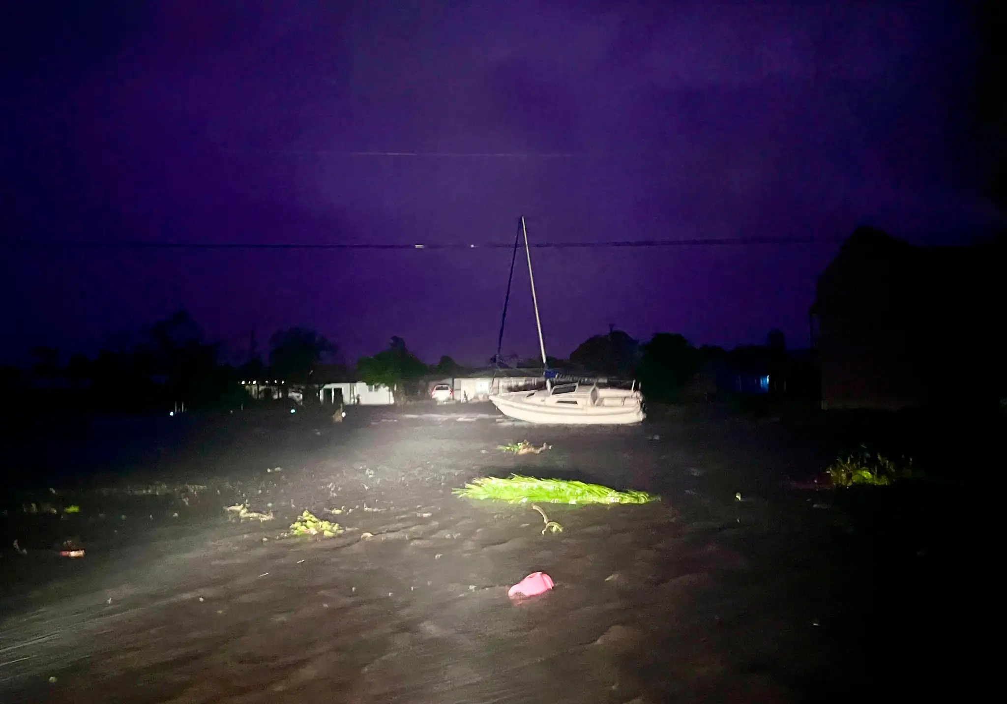 Vyhodený čln vedľa vozovky v juhovýchodnom rohu Cape Coral na Floride.