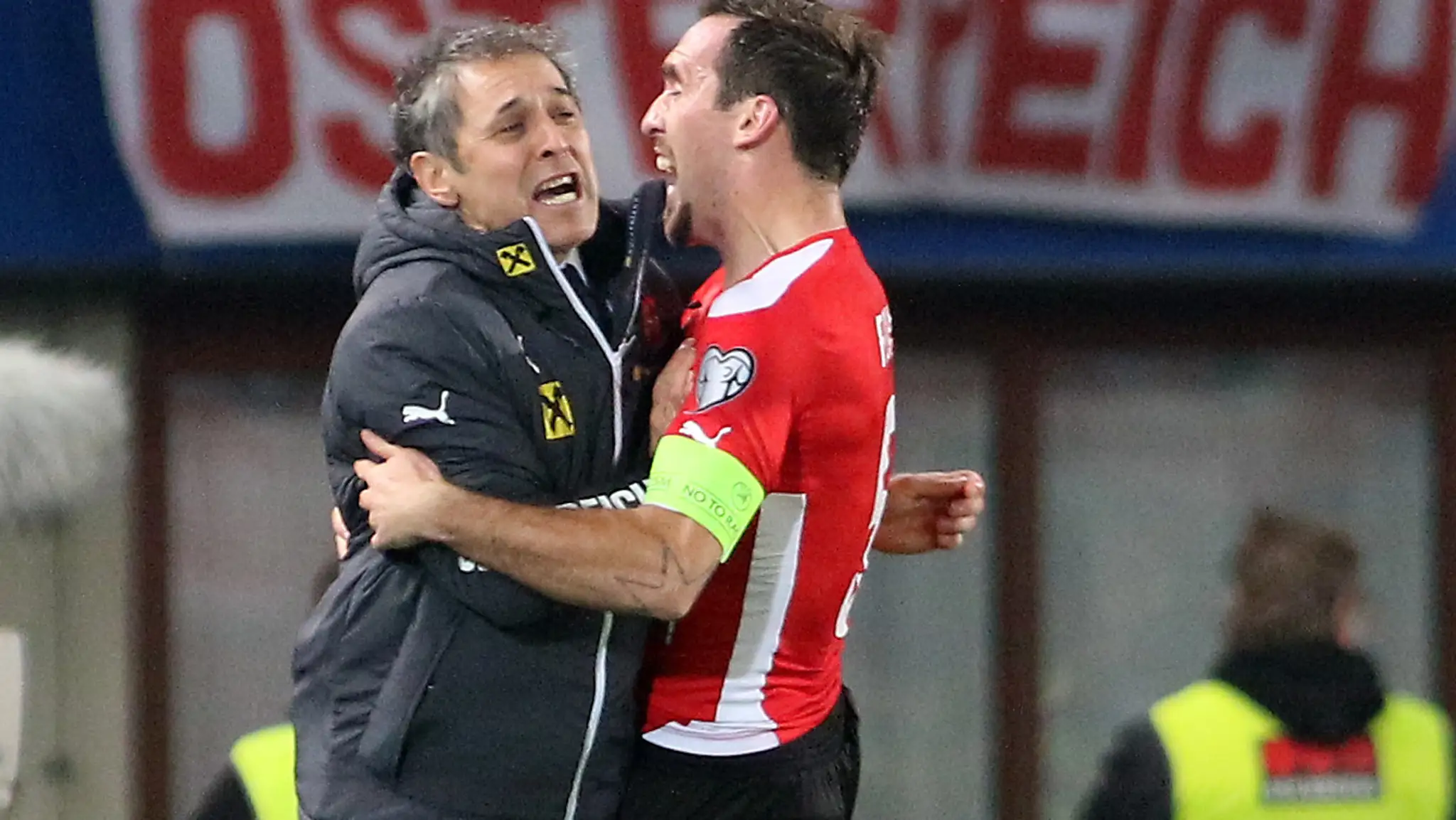 Tréner rakúskej futbalovej reprezentácie Marcel Koller (vľavo) sa raduje z gólu s Christianom Fuchsom.