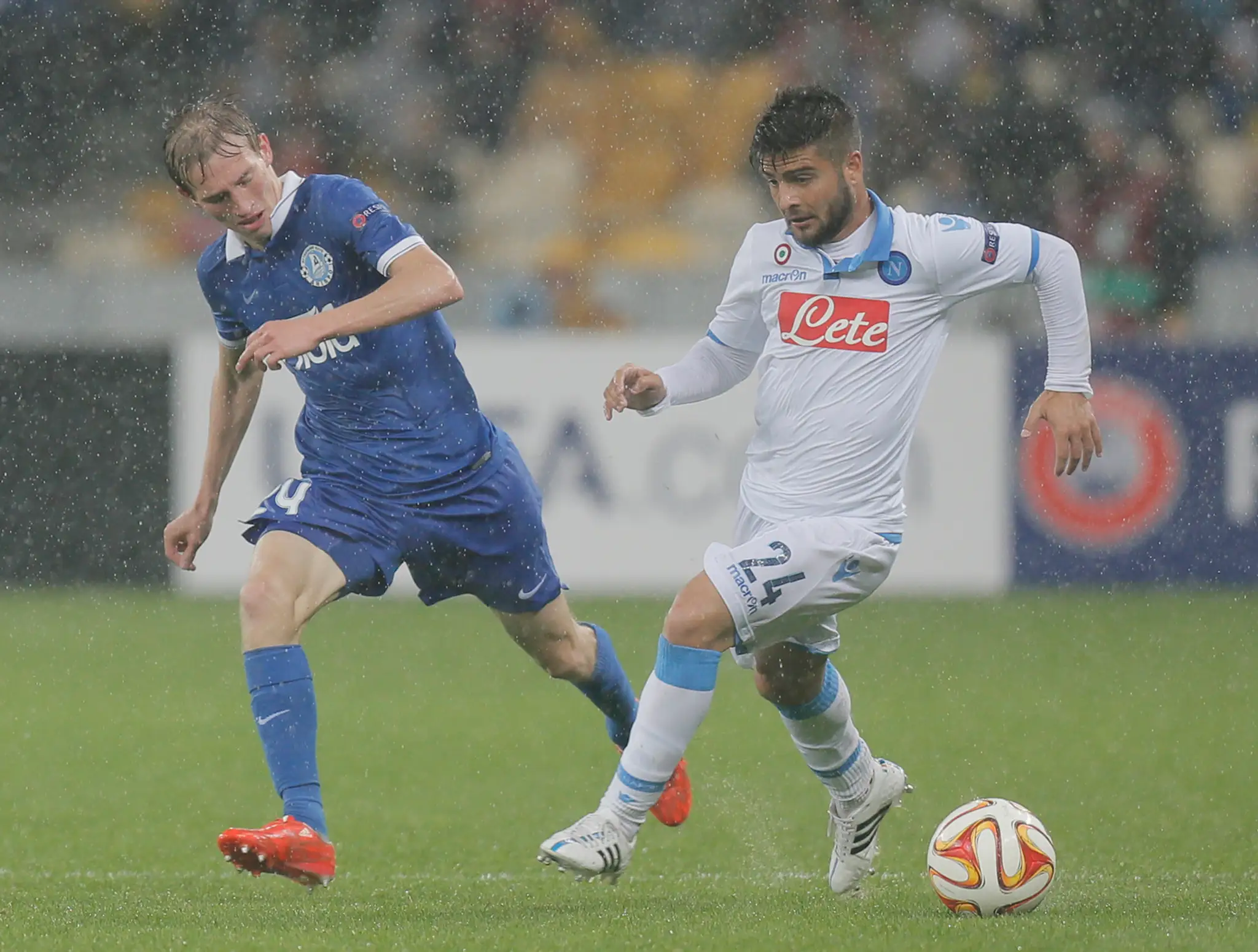 Hráč Neapola Lorenzo Insigne a hráč Dnepra Valerij Fedorčuk