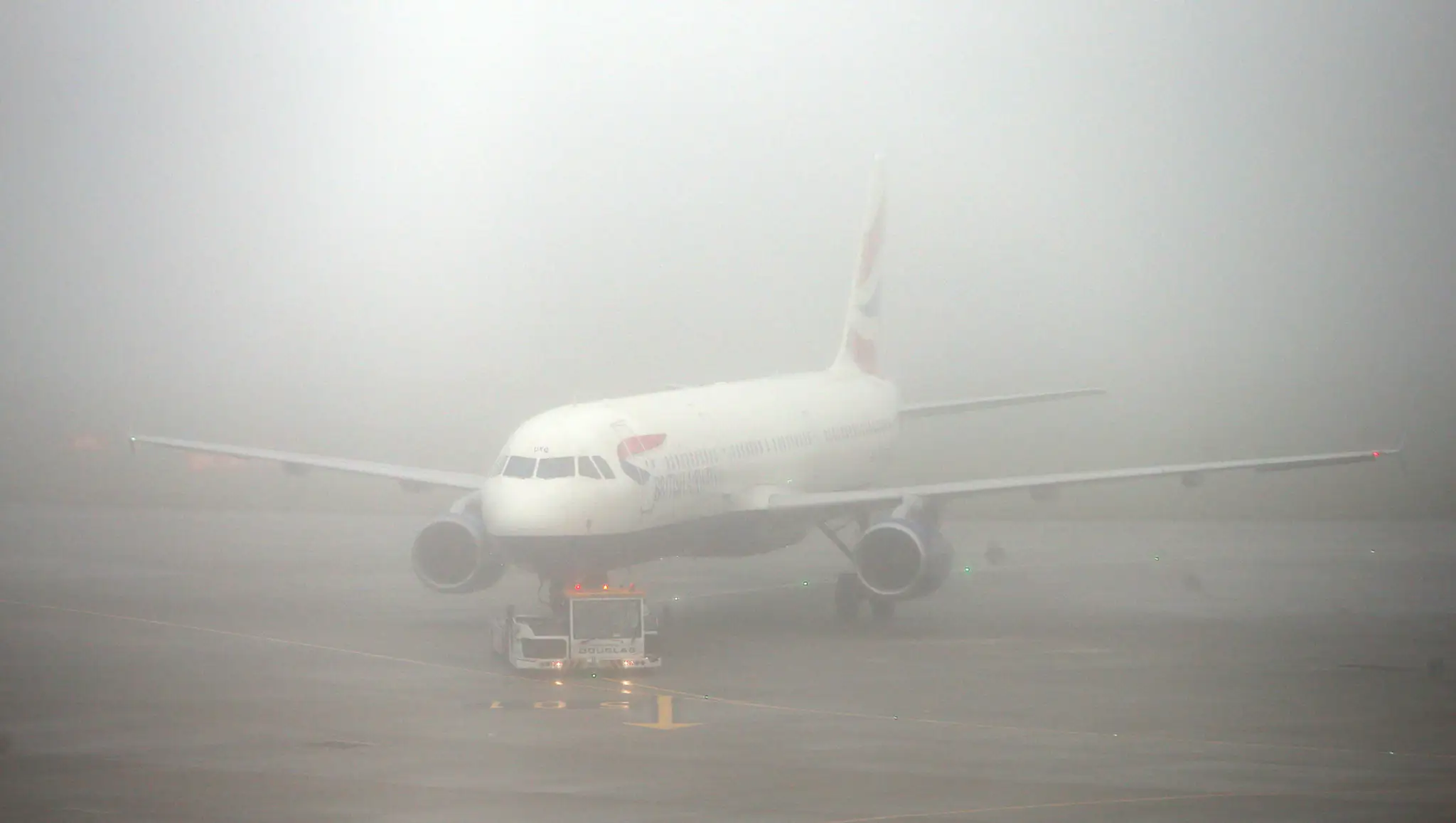 Najhoršie už má Británia za sebou. Hmly by sa mali dnes rozplynúť