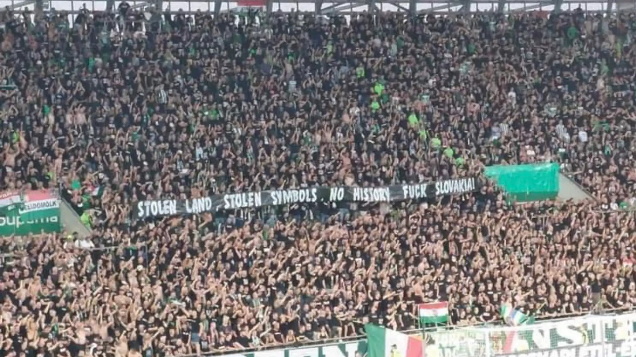 Vulgárny transparent priaznivcov Ferencvárosu.
