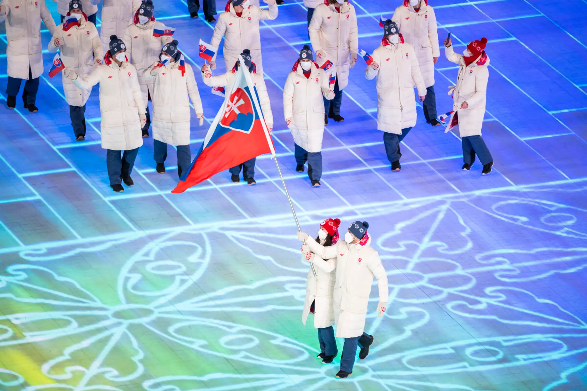 Vlajkonosiči slovenskej výpravy - hokejista Marek Hrivík a sánkarka Katarína Šimoňáková so slovenskou výpravou počas otváracieho