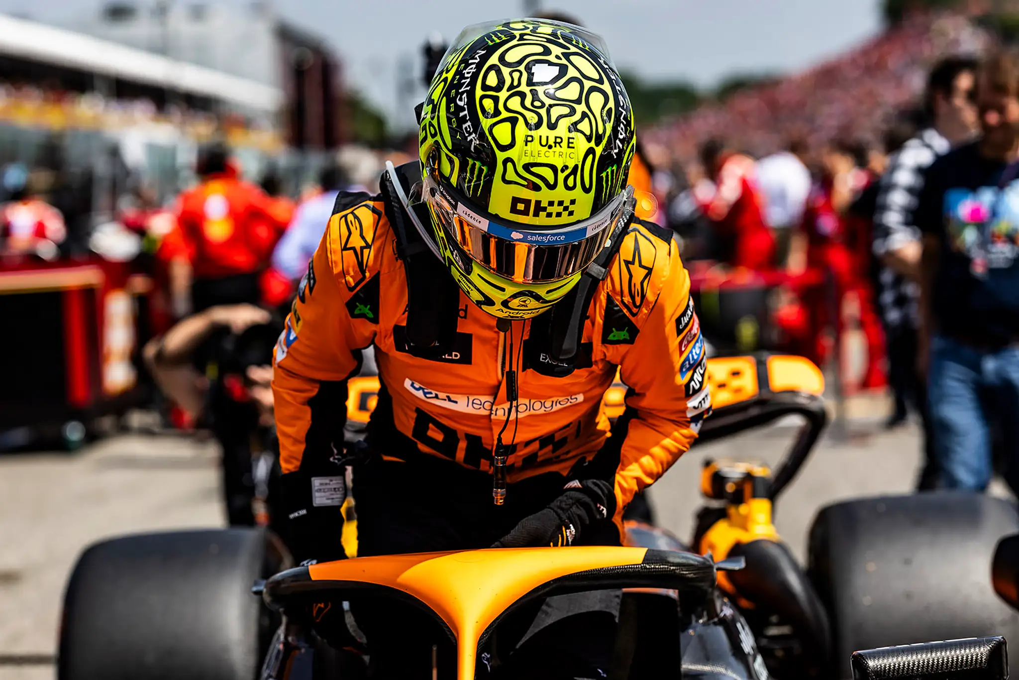 Lando Norris nastupuje do svojho monopostu.