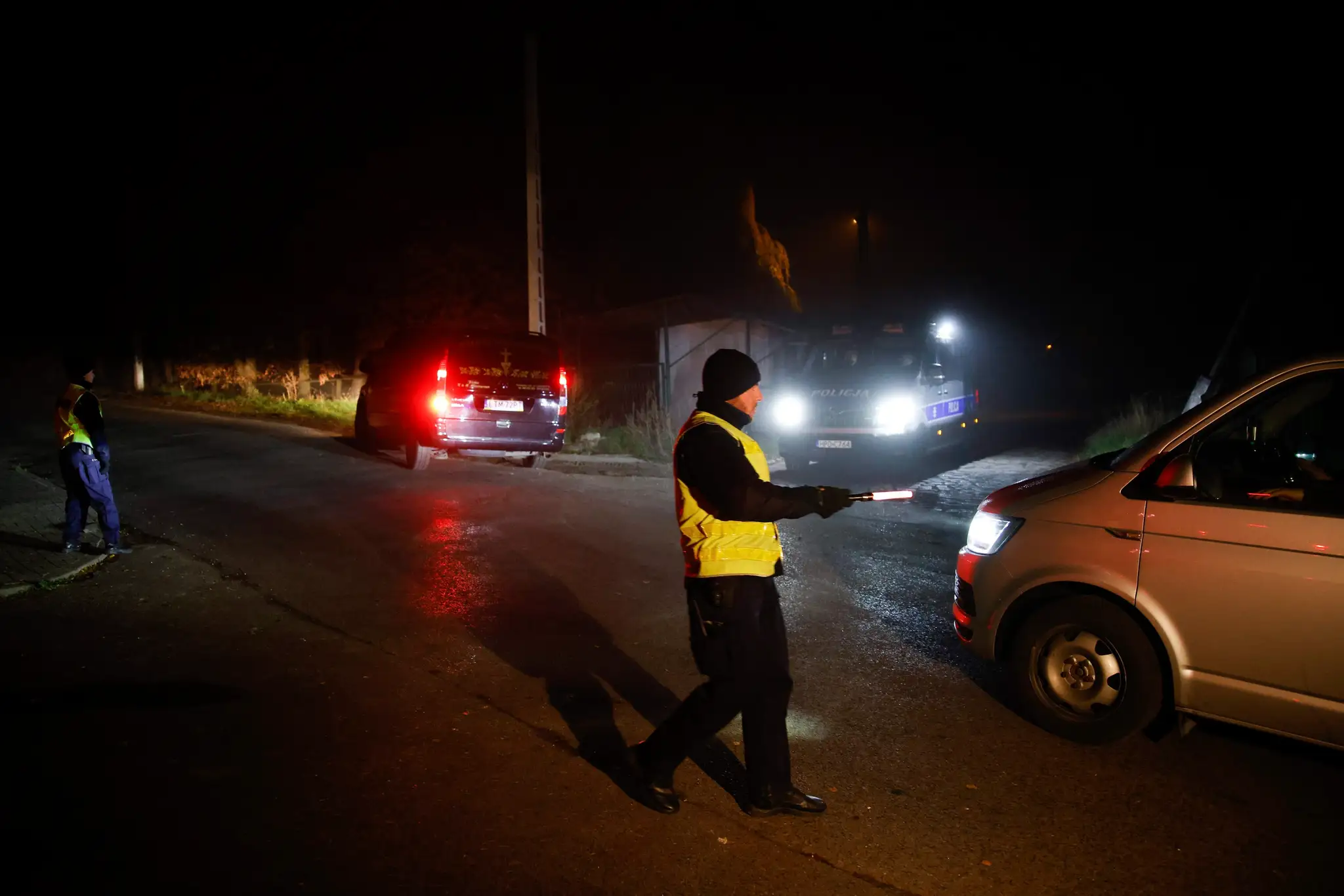 Poľská polícia kontroluje vozidlá po výbuchu.