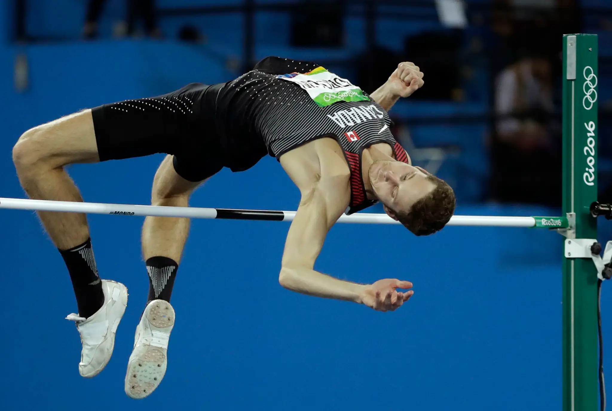 Kanadský výškar Derek Drouin v skoku do výšky na OH v Rio de Janeiro.