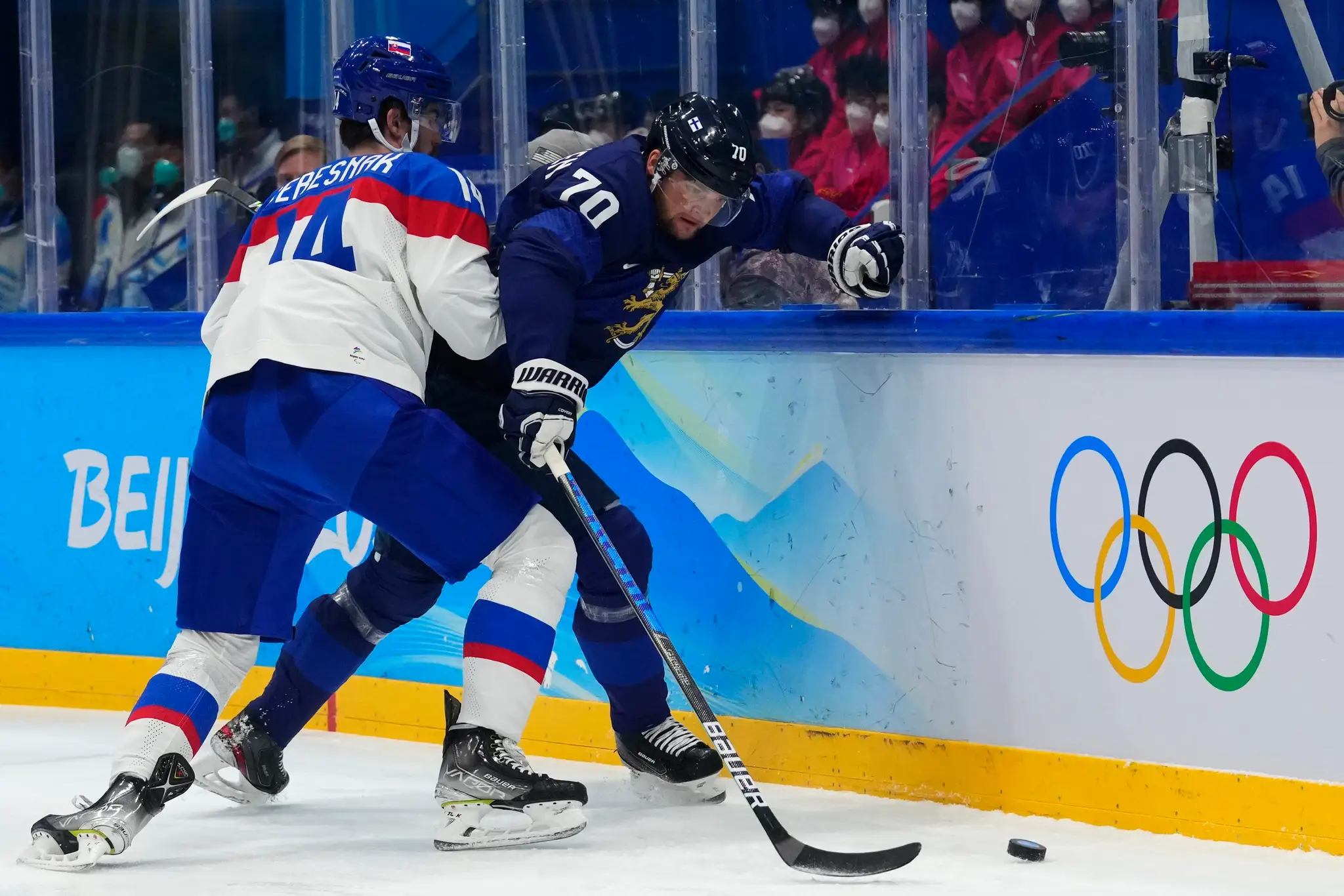 Sprava Teemu Hartikainen z Fínska v súboji v semifinále ZOH 2022 s Petrom Čerešňákom.