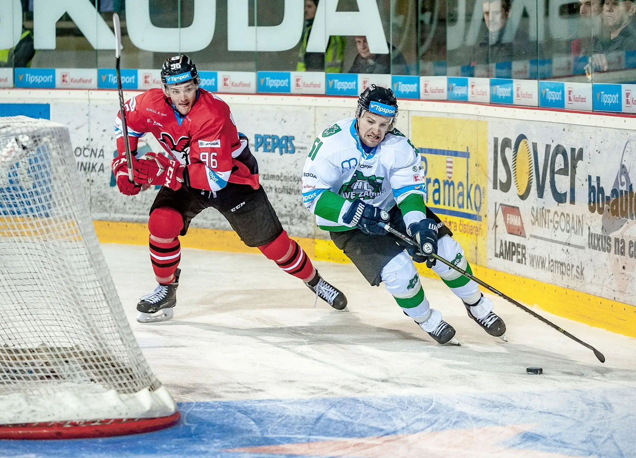 Na snímke sprava Juraj Jurík (Nové Zámky) a Brenden Miller (Banská Bystrica).