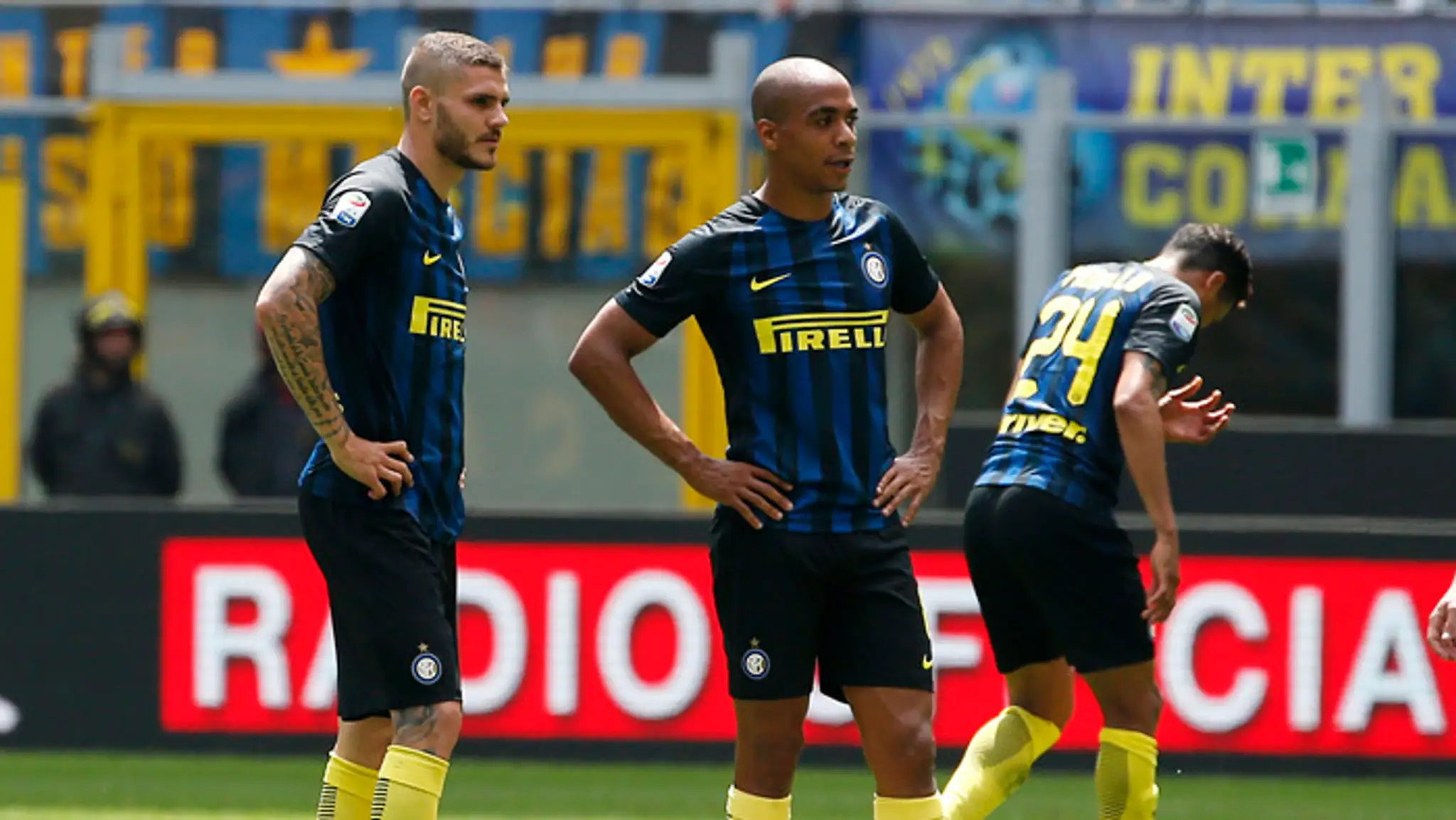 Hráči Inter Miláno Mauro Icardi (vľavo), Joao Mario (uprostred) a Jeison Murillo.