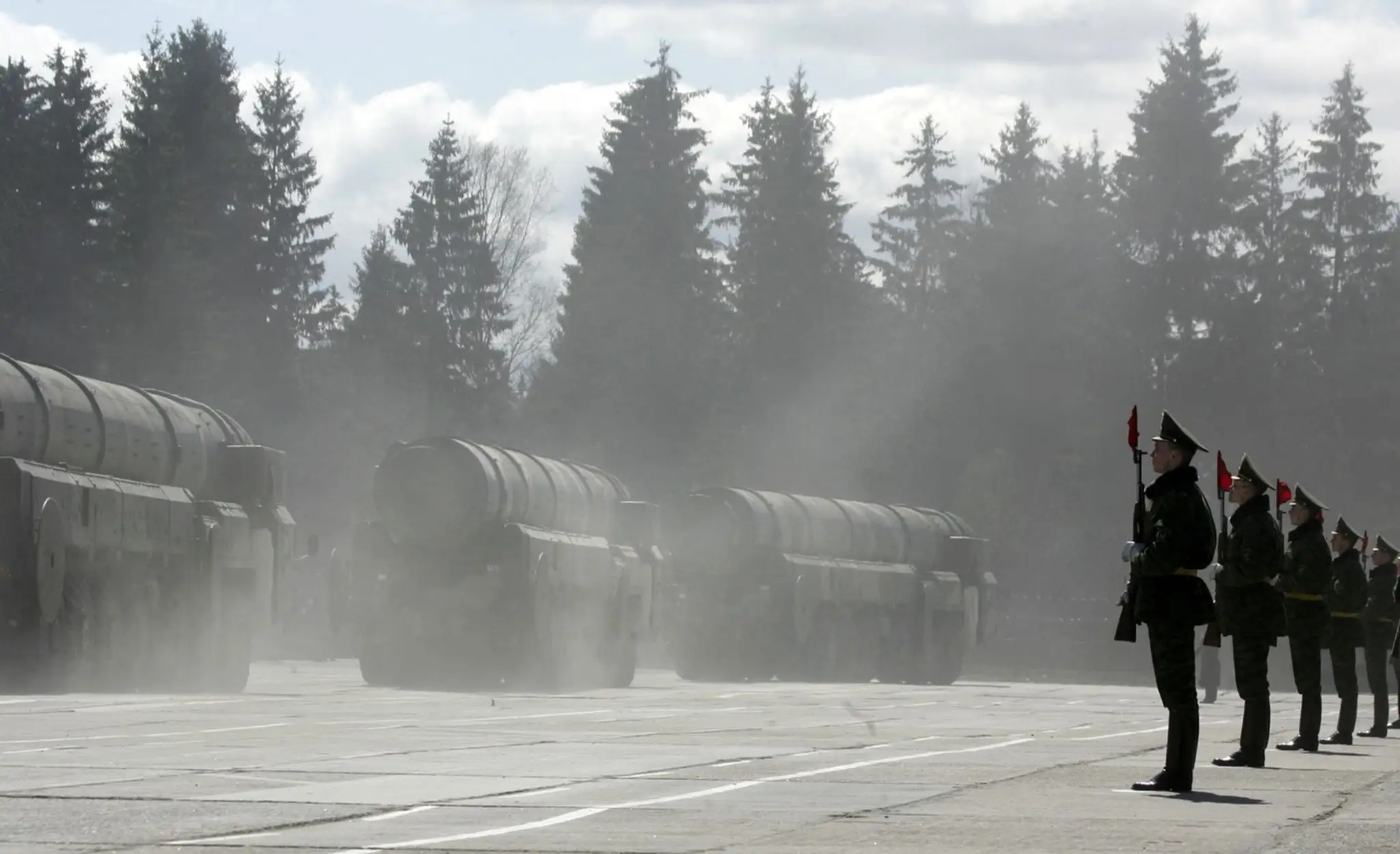 Ruské ICBM Topol-M počas príprav na vojenskú prehliadku v Moskve.