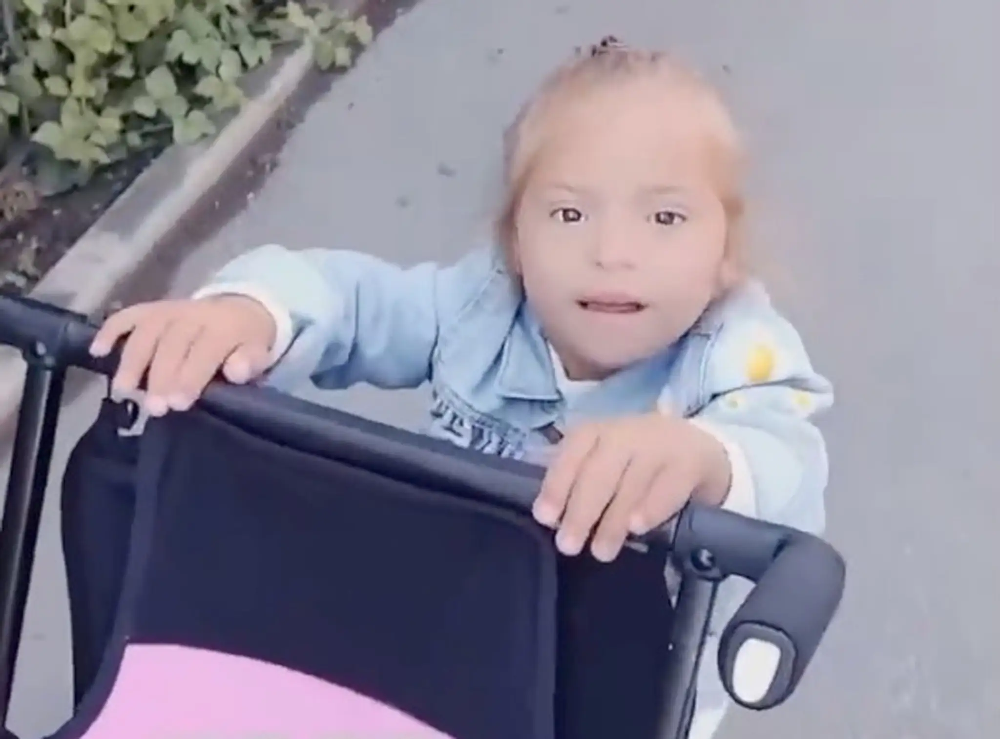 Liza na videu kráča s kočíkom.