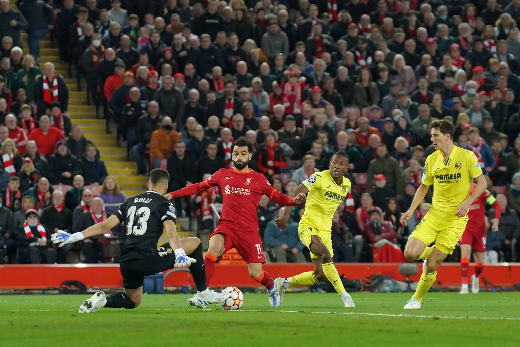Brankár Villarrealu Geronimo Rulli (vľavo) zasahuje pred Mohamedom Salahom z Liverpoolu v prvom semifinále LM.