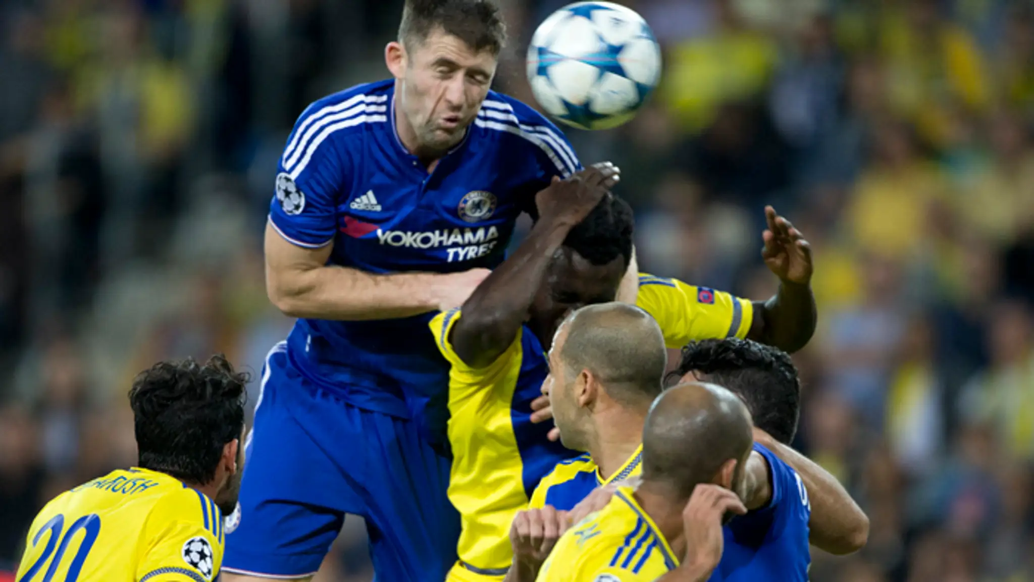 Hráč Chelsea Gary Cahill hlavičkuje v zápase skupinovej fázy LM proti Maccabi Tel Aviv.