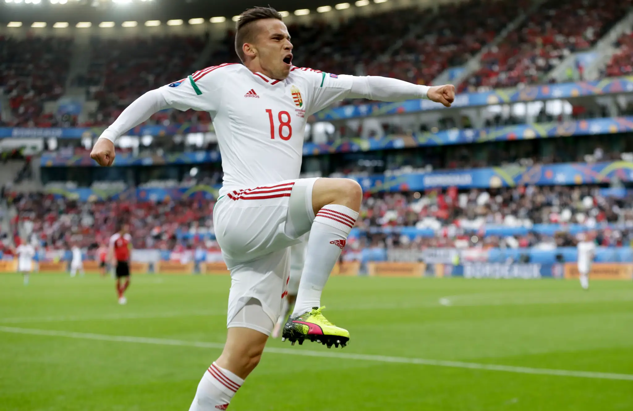Zoltán Stieber z Maďarska jasá po tom, ako strelil Rakúsku gól na ME vo Francúzsku.