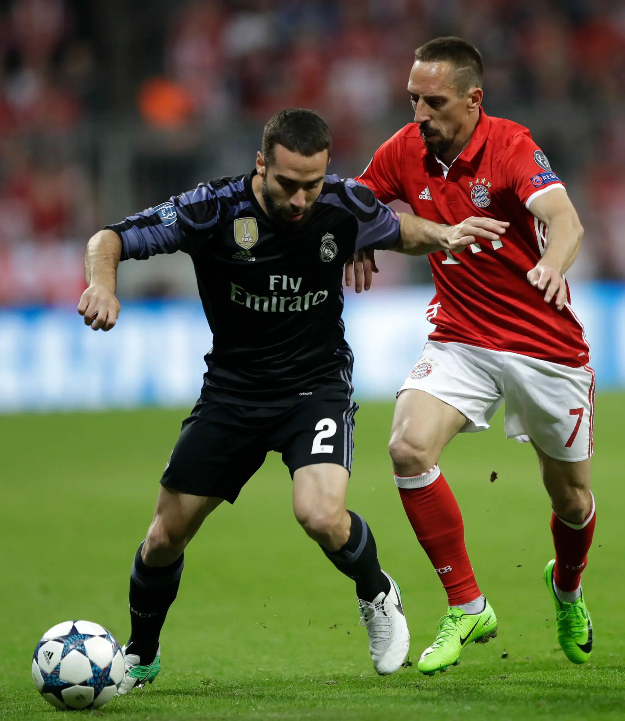 Dani Carvajal (vľavo) z Realu sa snaží kryť loptu pred Franckom Ribérym z Bayernu vo štvrťfinále LM.