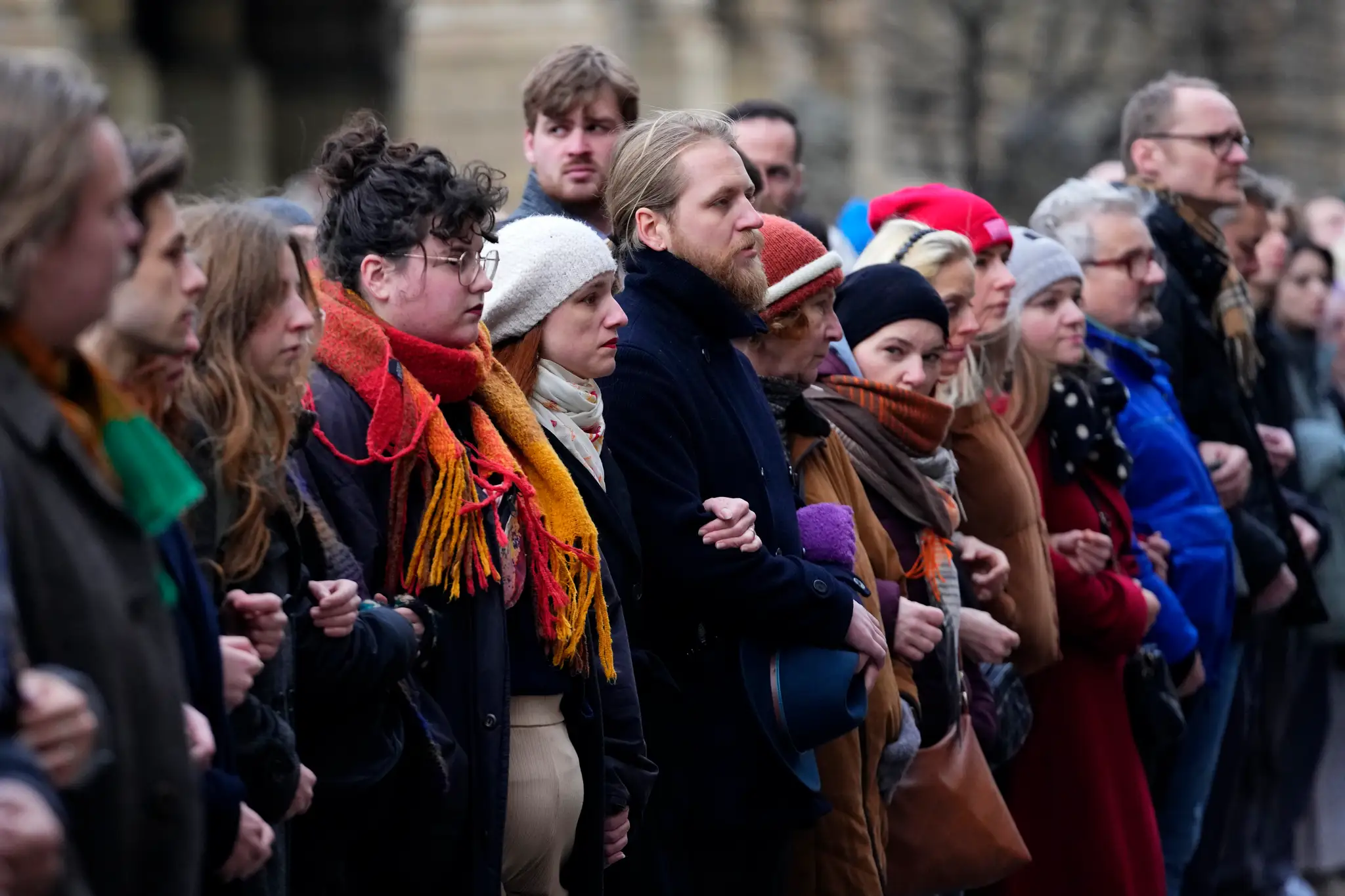 Pietne podujatie na pamiatku obetí tragickej streľby v Prahe.