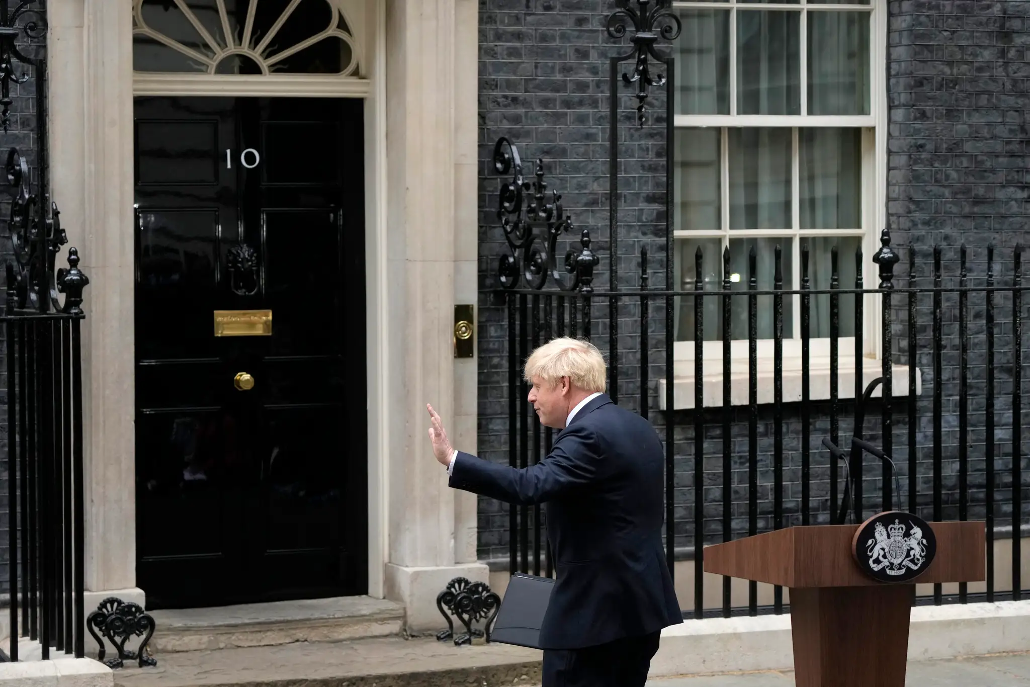 Britský premiér Boris Johnson sa lúči s novinármi po tom, čo oznámil svoju rezignáciu na post predsedu konzervatívcov.