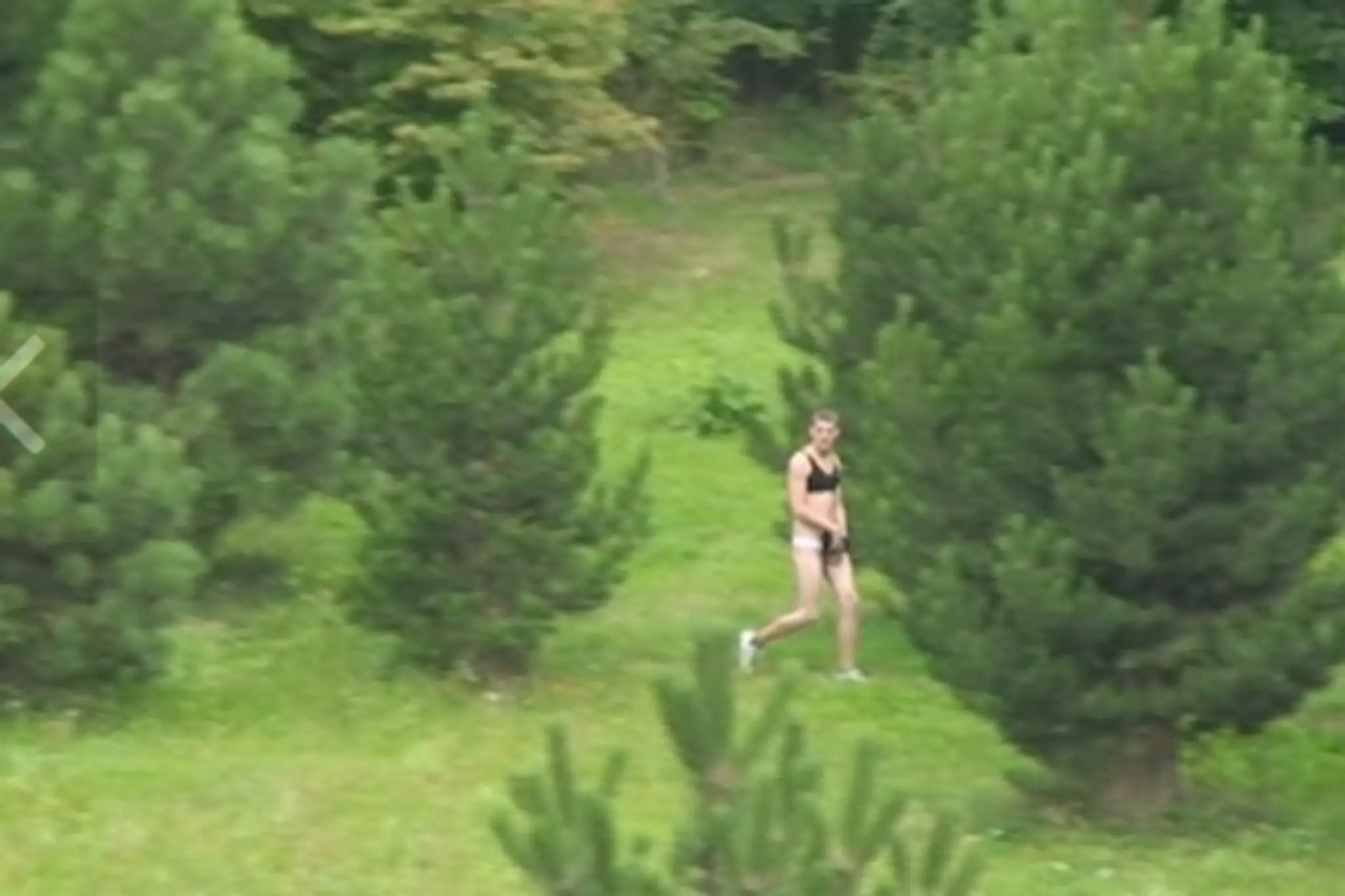 Polonahý mladík sa schovával medzi kríkmi 