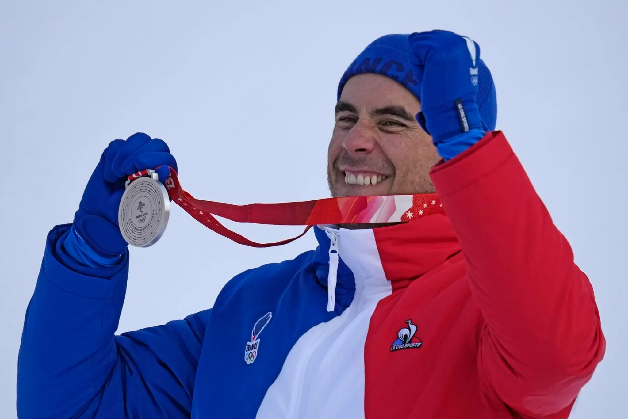 Johan Clarey oslavuje striebro na ZOH 2022.
