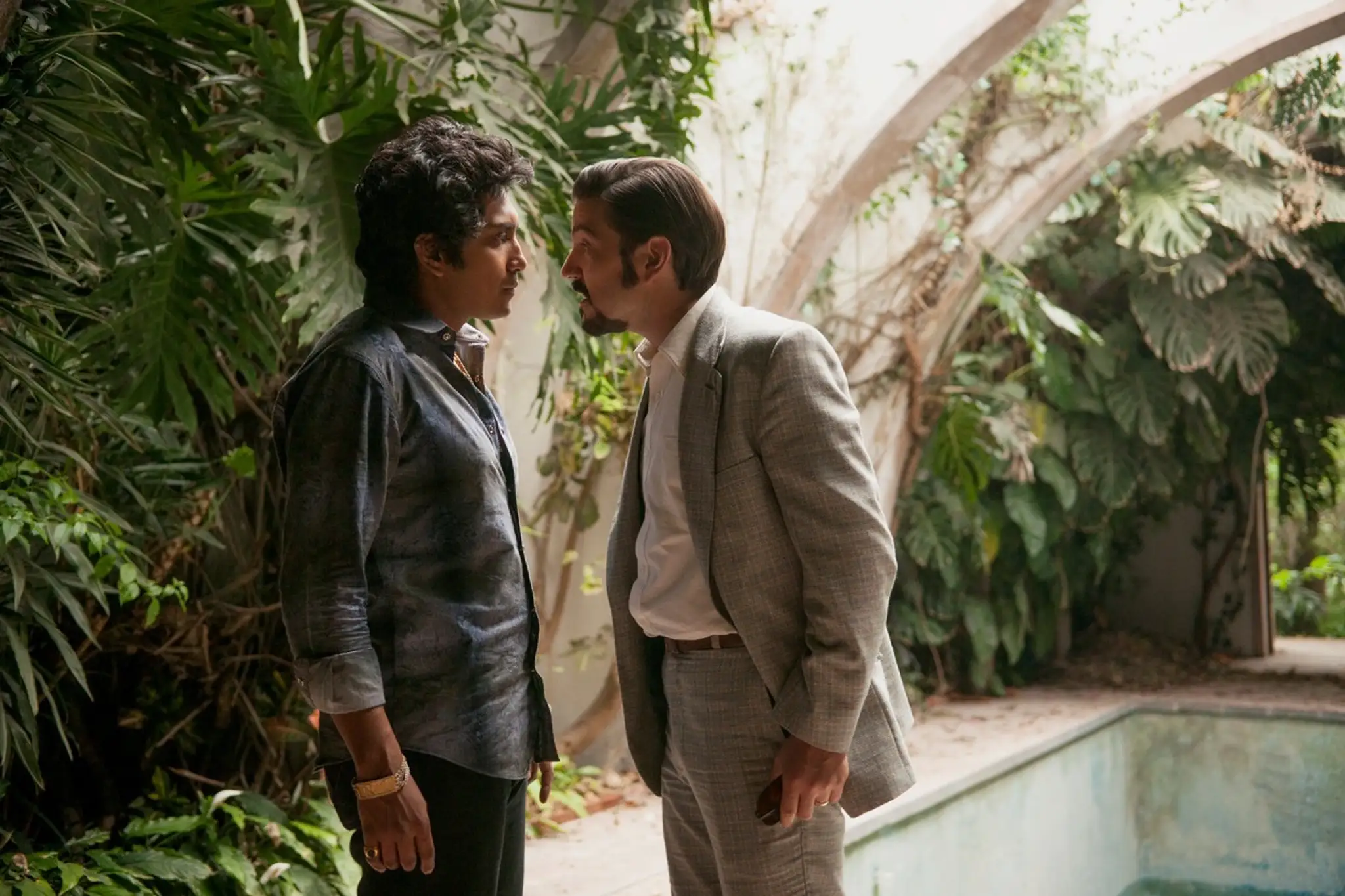 Herec Tenoch Huerta ako Rafael Caro Quintero (vľavo) v sérii Narcos: Mexico.