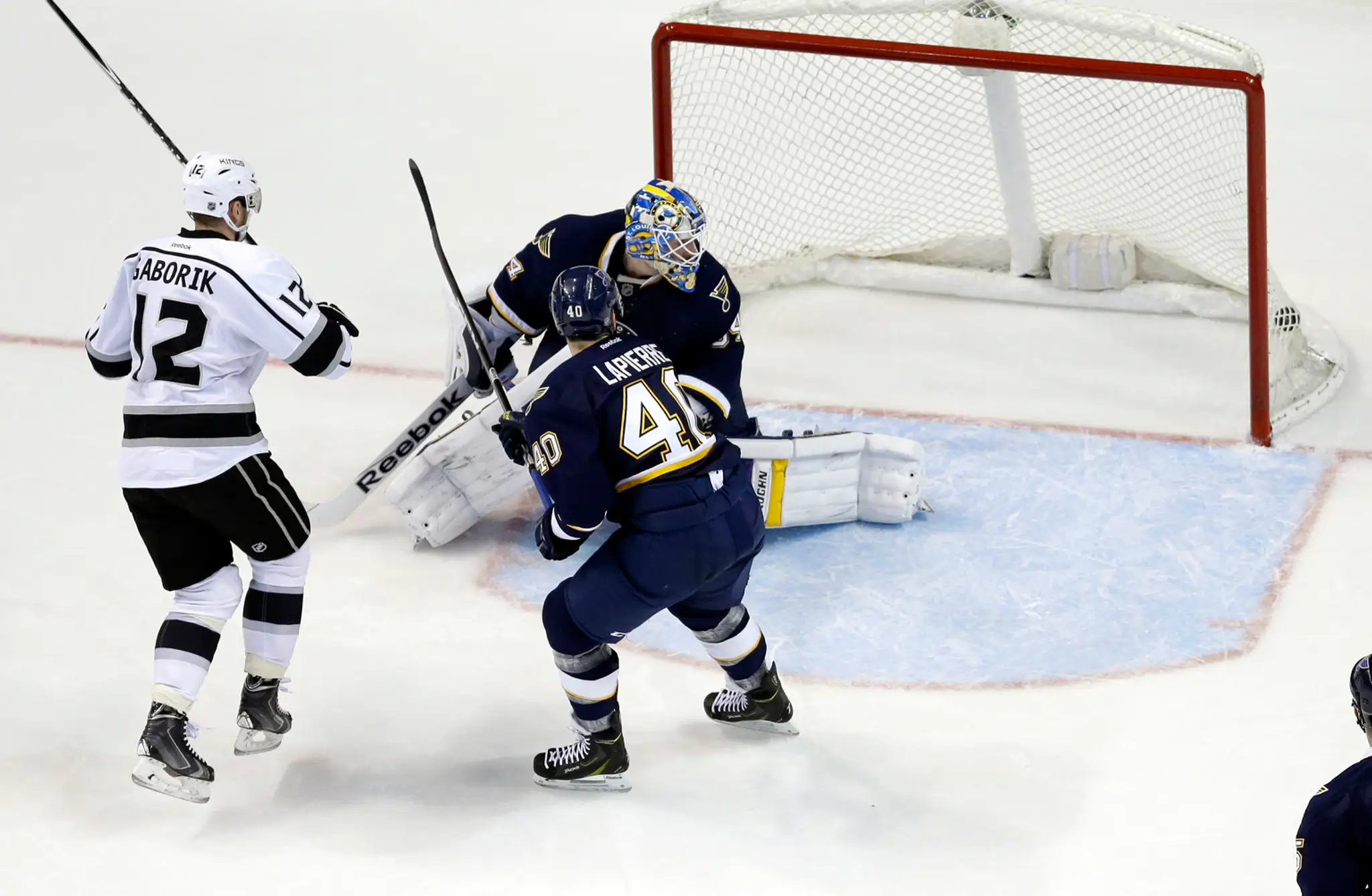 Hokejista Los Angeles Kings Slovák Marián Gáborík (vľavo) prekonáva brankára St. Louis Blues