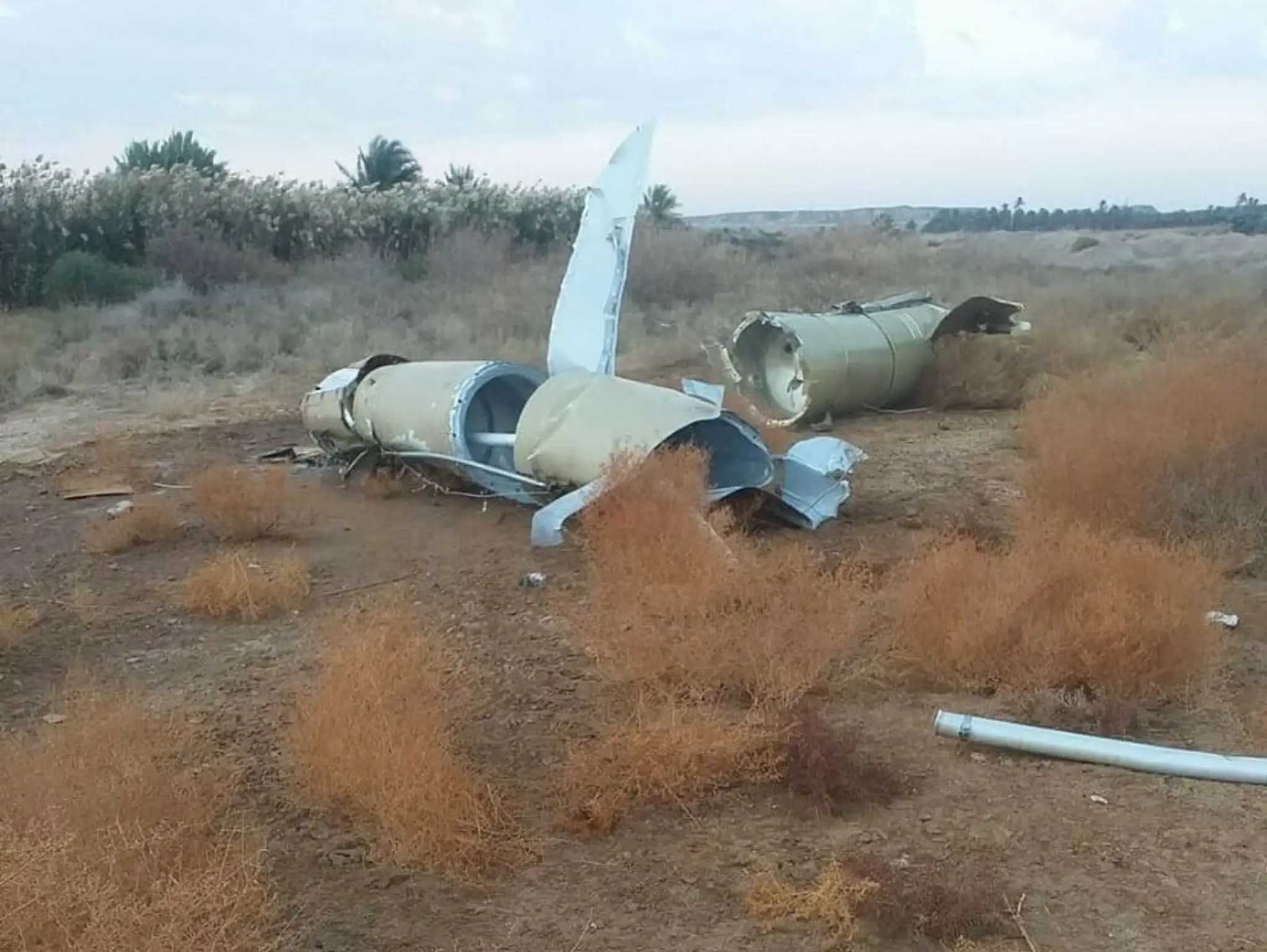 Iránska raketa po dopade neďaleko základne Ain al-Asad.