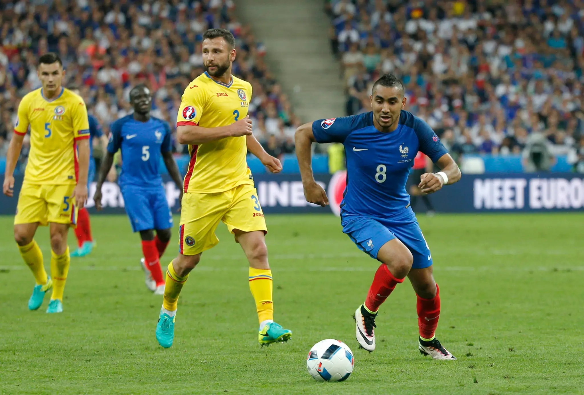Dimitri Payet uniká Rumunskej obrane.