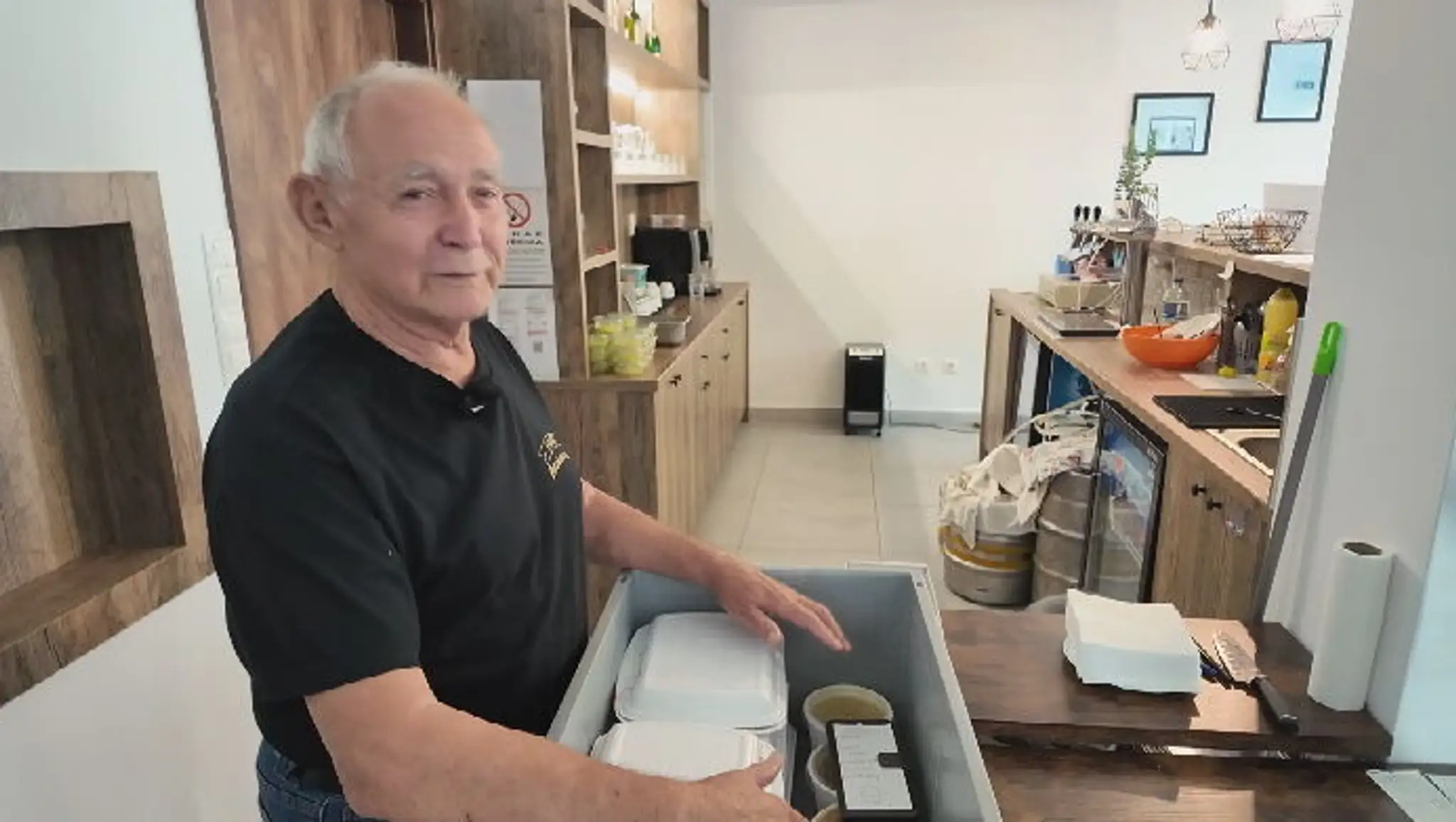 Na snímke dôchodca Ján Fek, ktorý ma 79 rokov a vo Svidníku roznáša obedy.