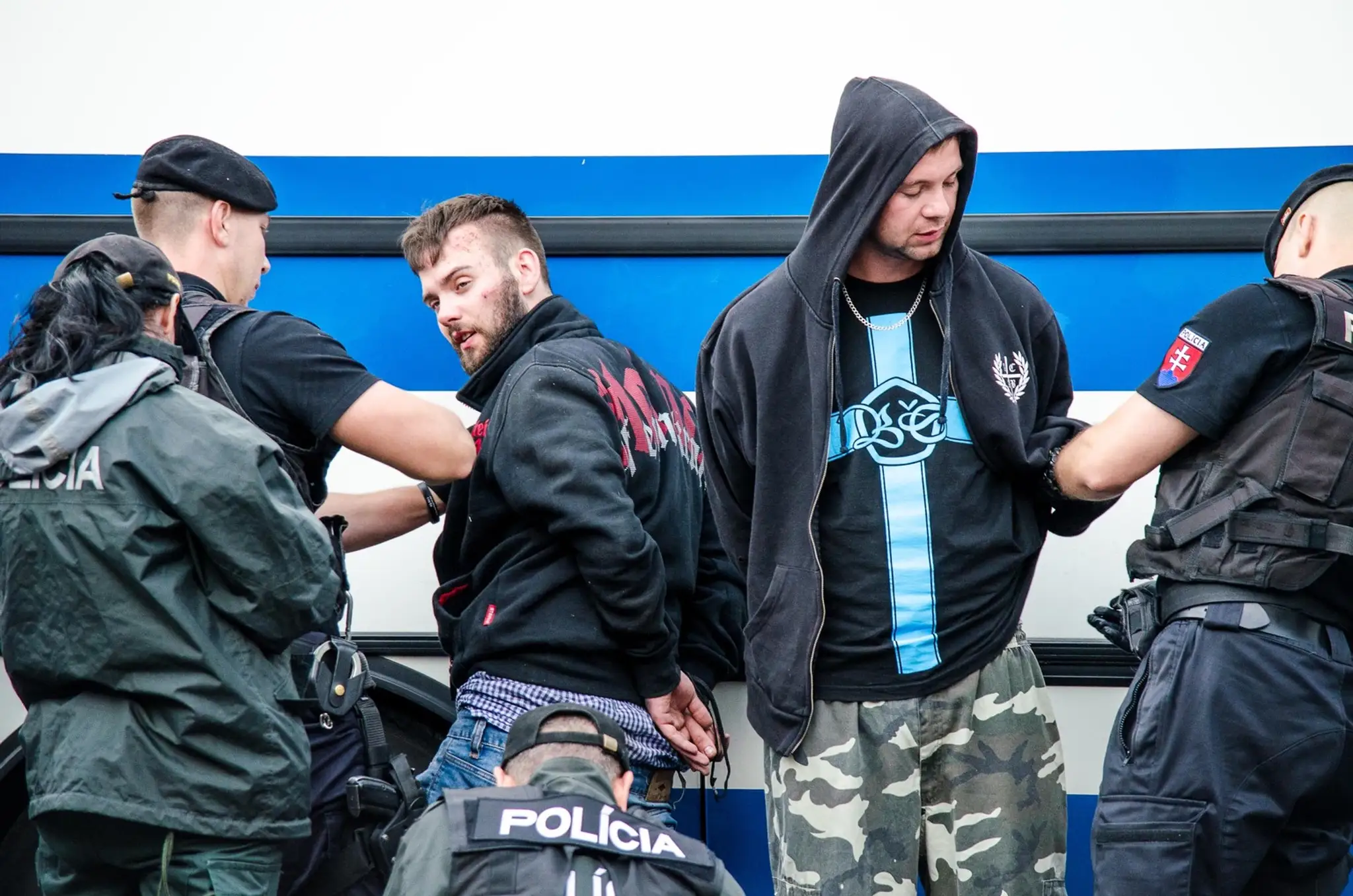 Polícia zatýka výtržníkov - ilustračná foto