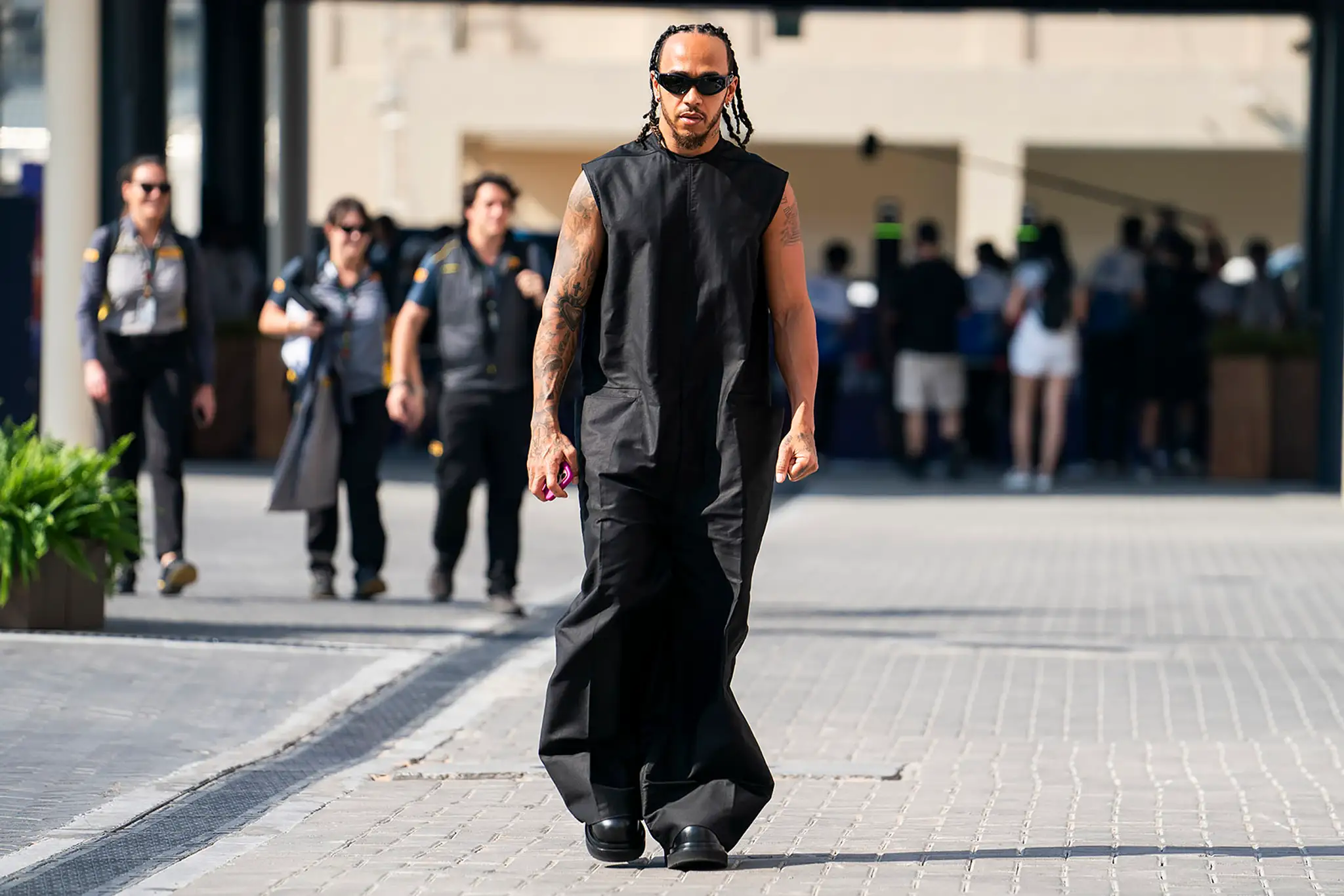 Lewis Hamilton prišiel opäť v špeciálnom odeve.